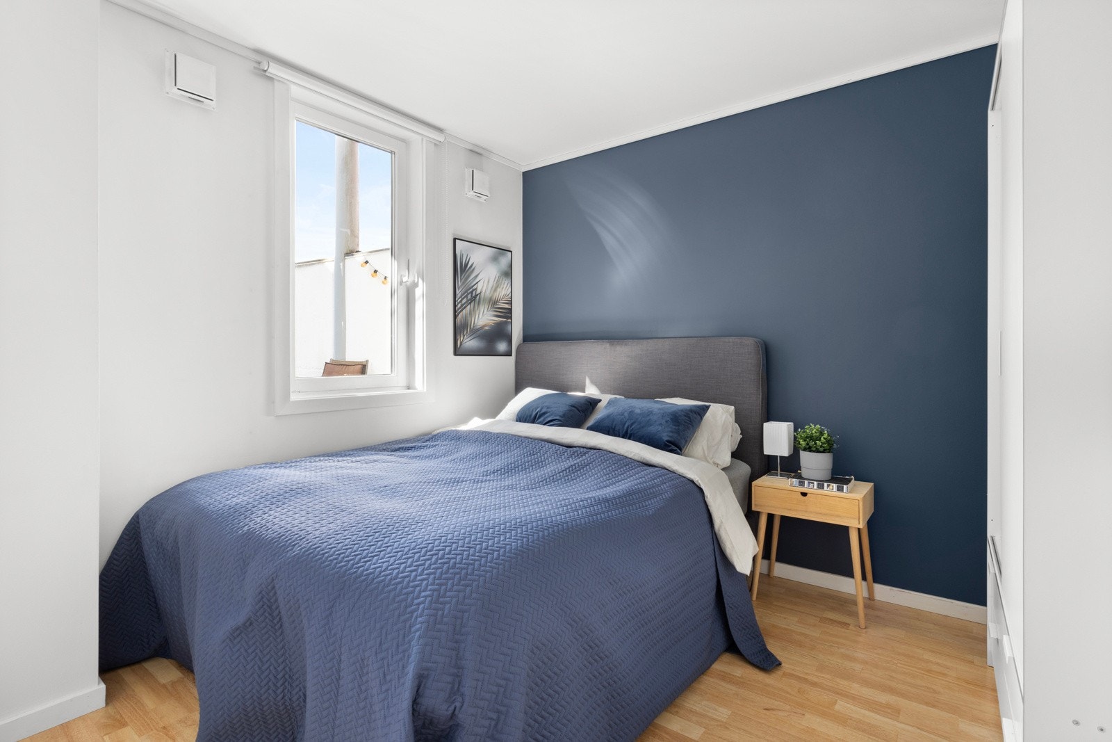 Leiligheten har et fint soverom av god størrelse. Soverommet vender mot rolige omgivelser i indre gårdsrom. Galleribilde