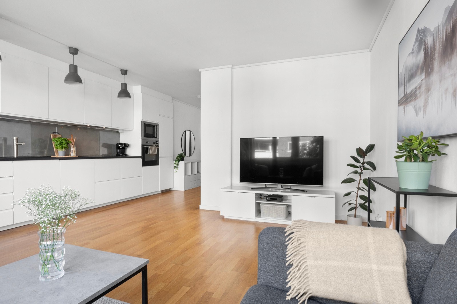 Her er det gode møbleringsmuligheter med plass til sofagruppe med tilhørende møblement, tv-seksjon og spisebord. Galleribilde