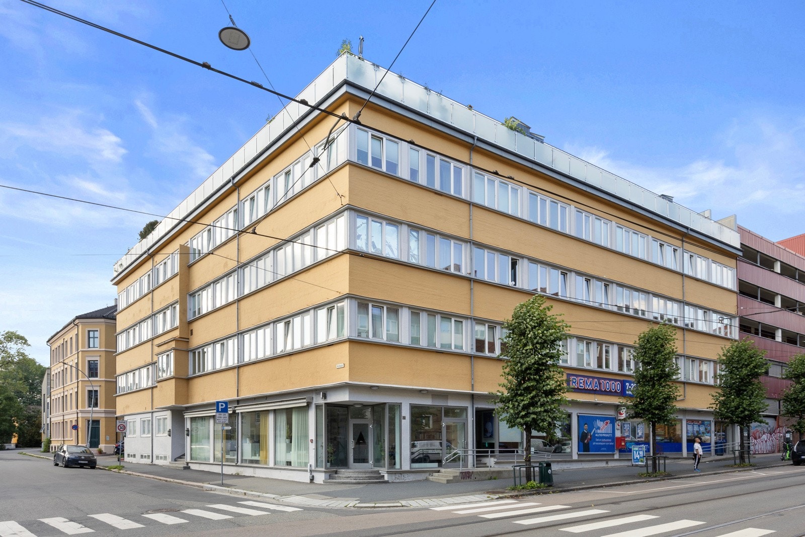 Umiddelbar nærhet til dagligvarebutikker, Sofienbergparken, Botanisk hage, Grünerløkka, samt kollektivtransport med både buss, t-bane og trikk. Galleribilde