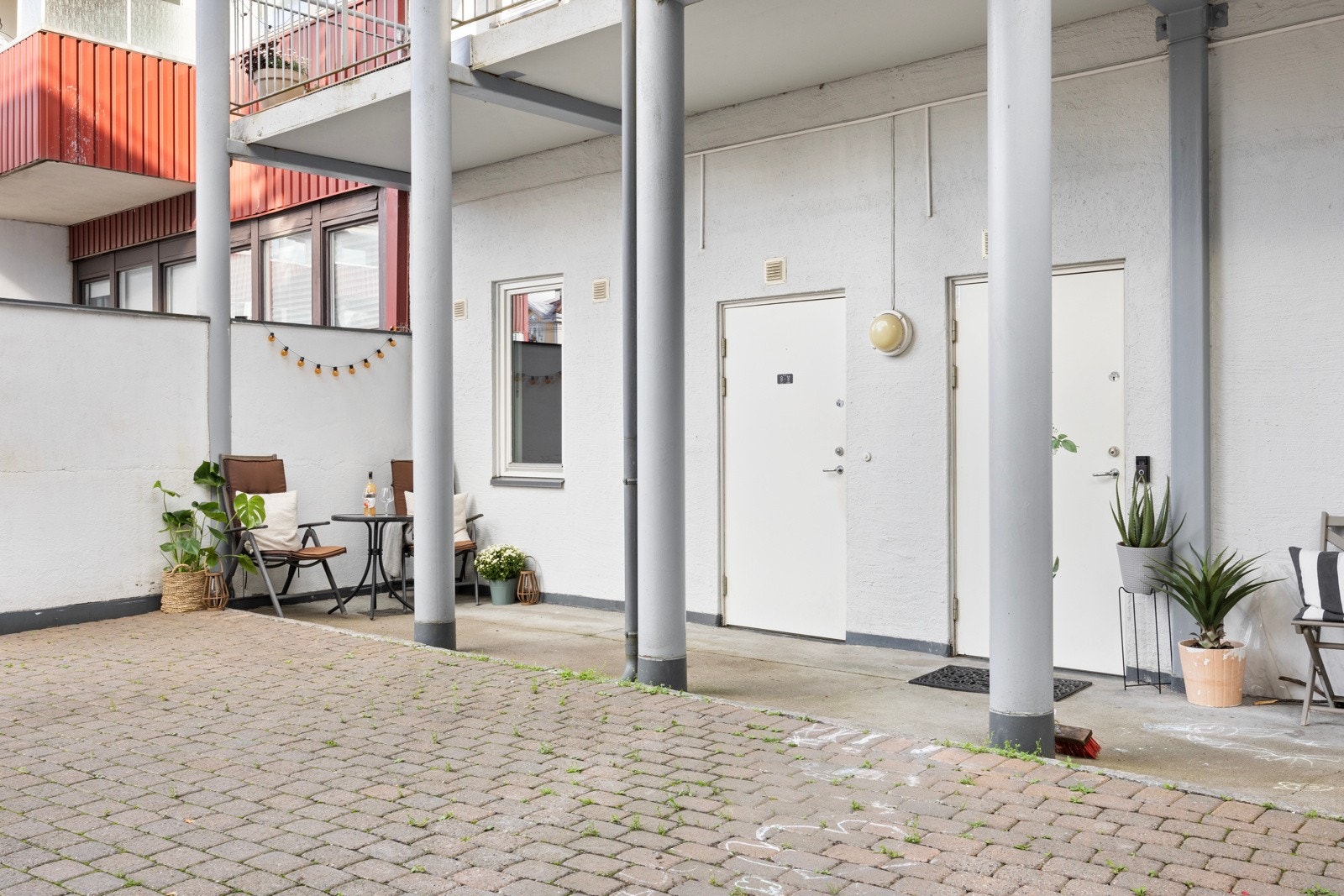 Utenfor leiligheten er det egen uteplass. Med leiligheten følger det to kjellerboder, begge på 3 m². Galleribilde