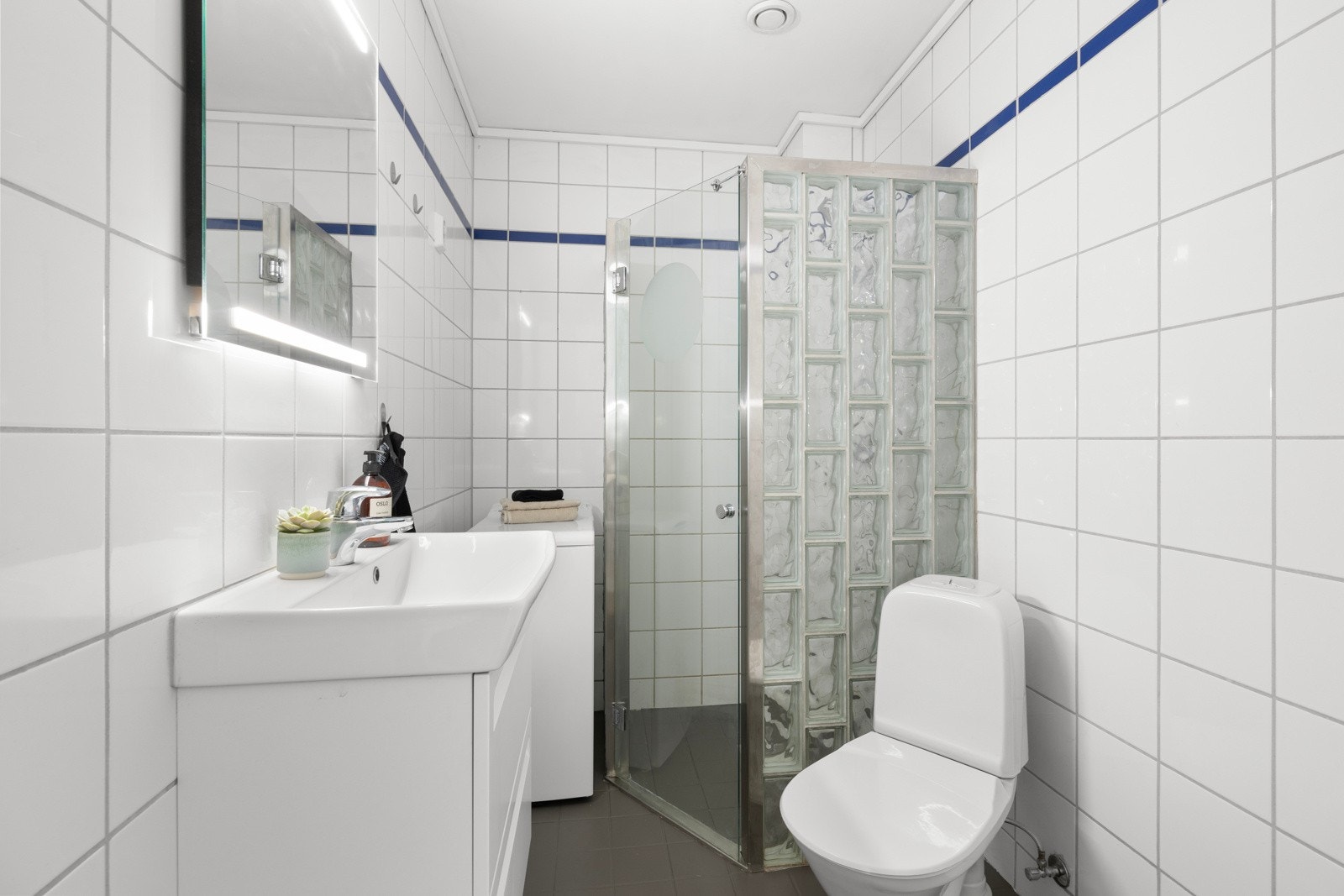 Pent, flislagt baderom med gulvvarme med servantinnredning fra 2016. Galleribilde