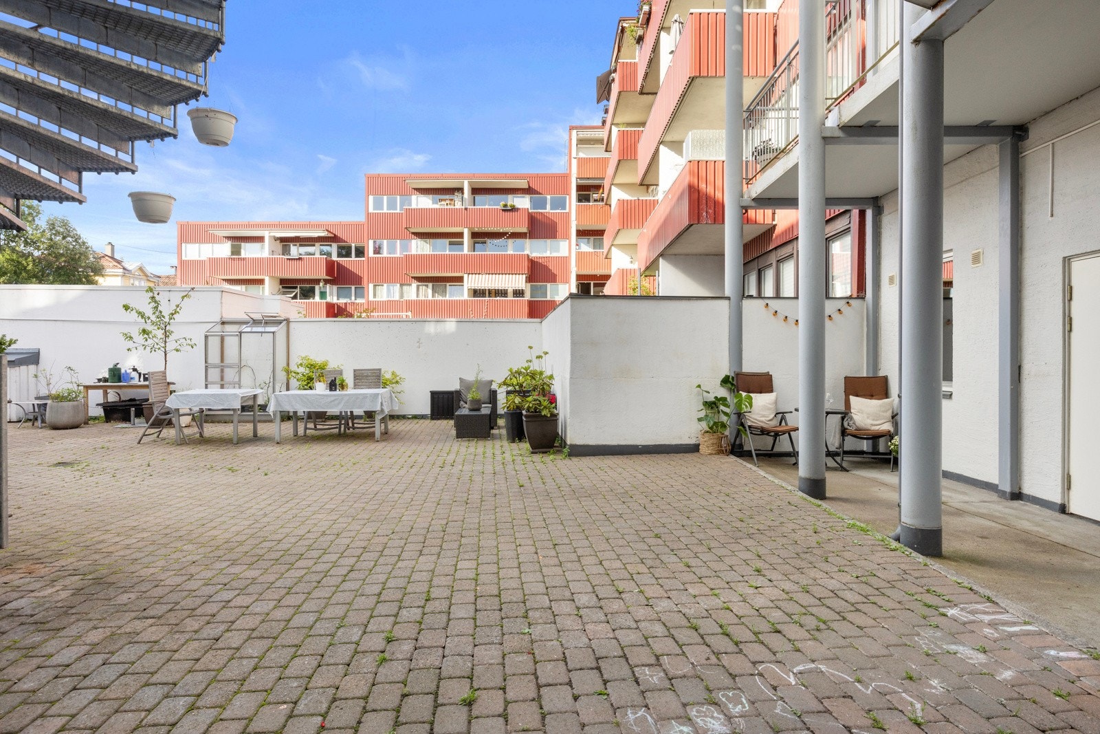 Leiligheten har enkel adkomst til 2.etasje via heis. Galleribilde