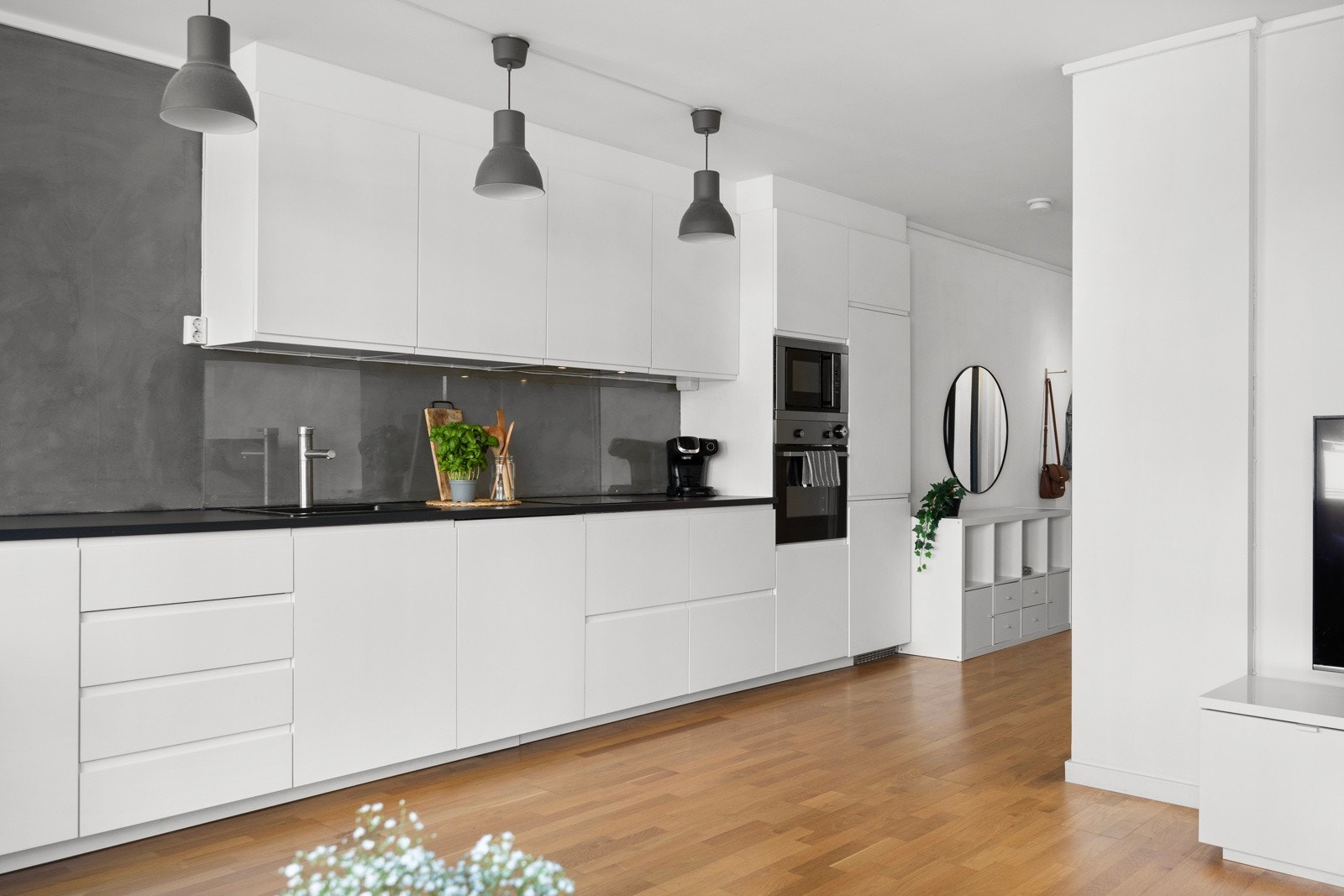 Det er integrerte hvitevarer. Microbølgeovn og stekeovn er plassert i høyskap. Galleribilde