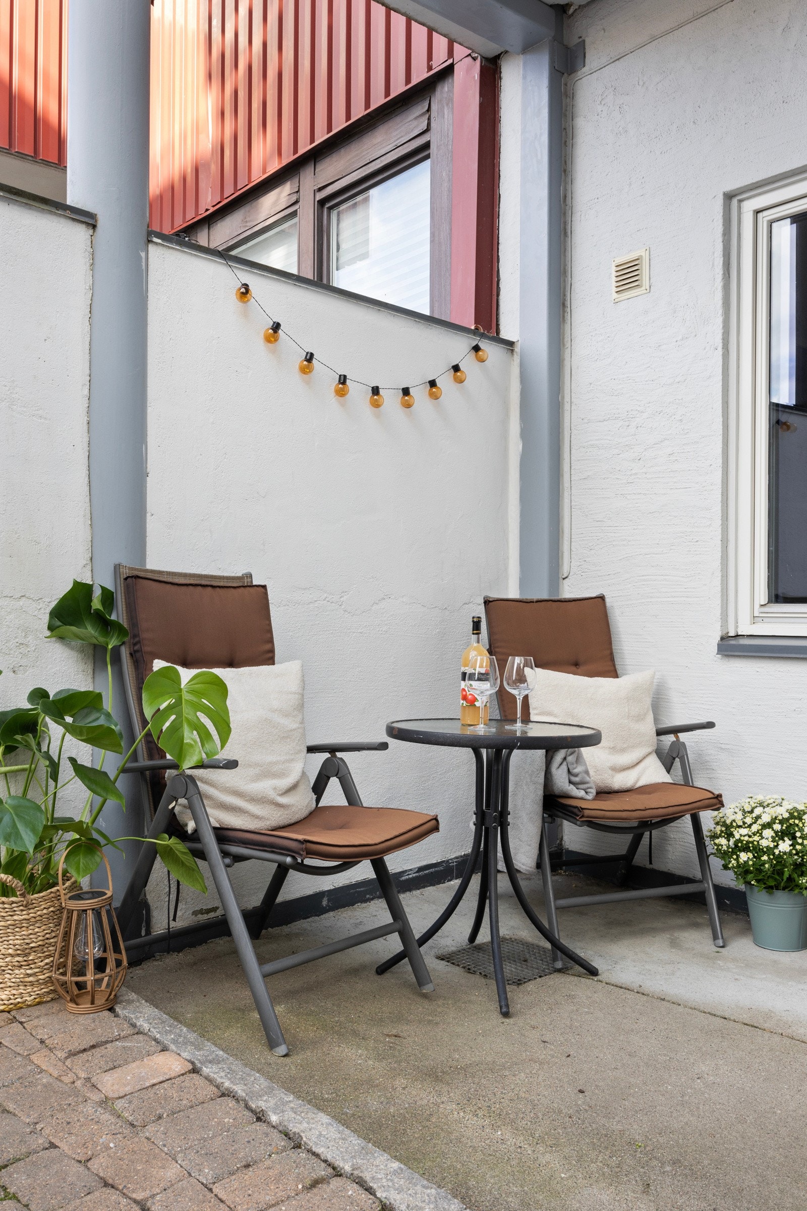 Hyggelig inngangsparti med kveldssol fra ca. kl. 16 på sommerstid. Galleribilde
