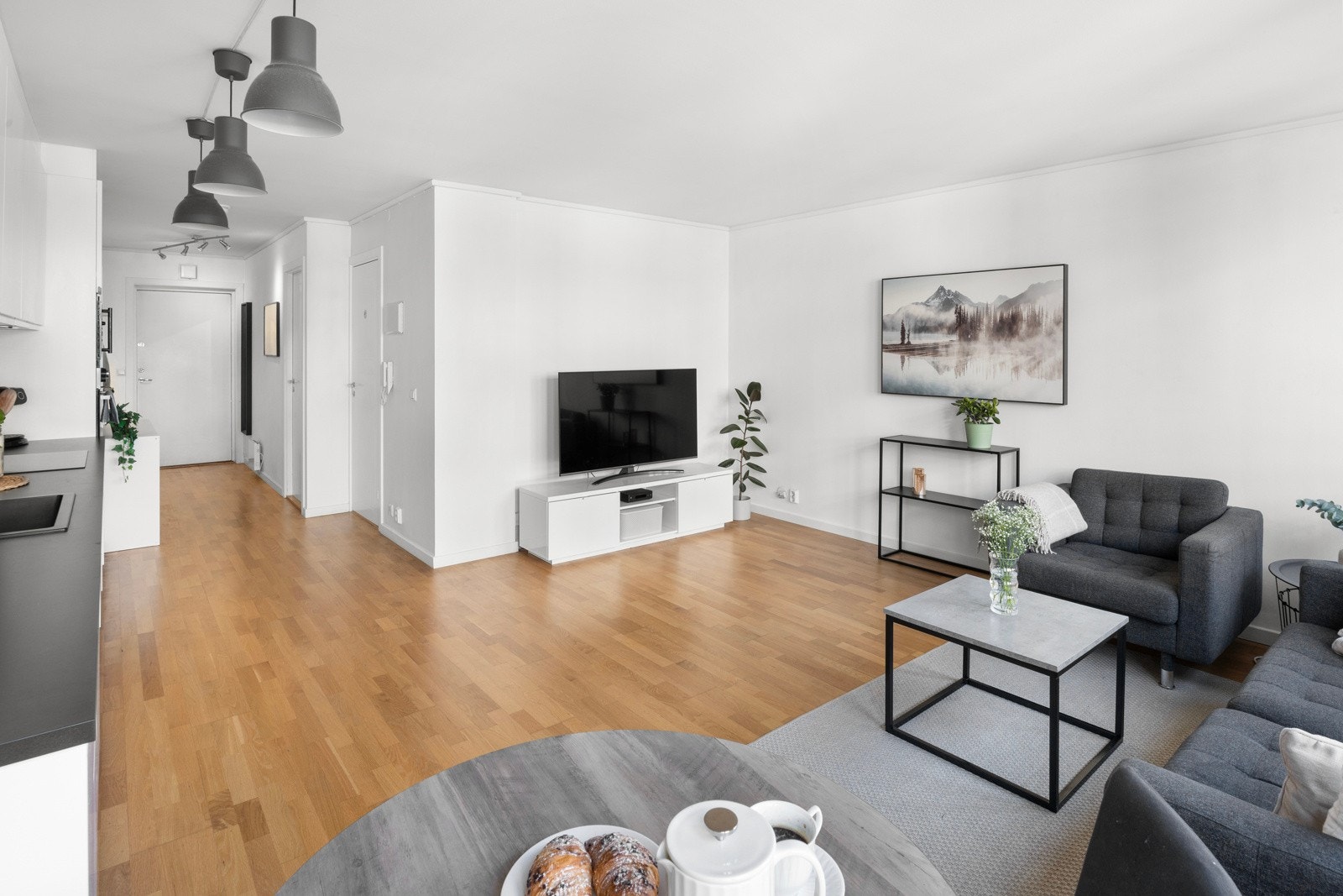 Leiligheten er vel gjennomført med tidløse overflater og pen parkett på gulv. Galleribilde