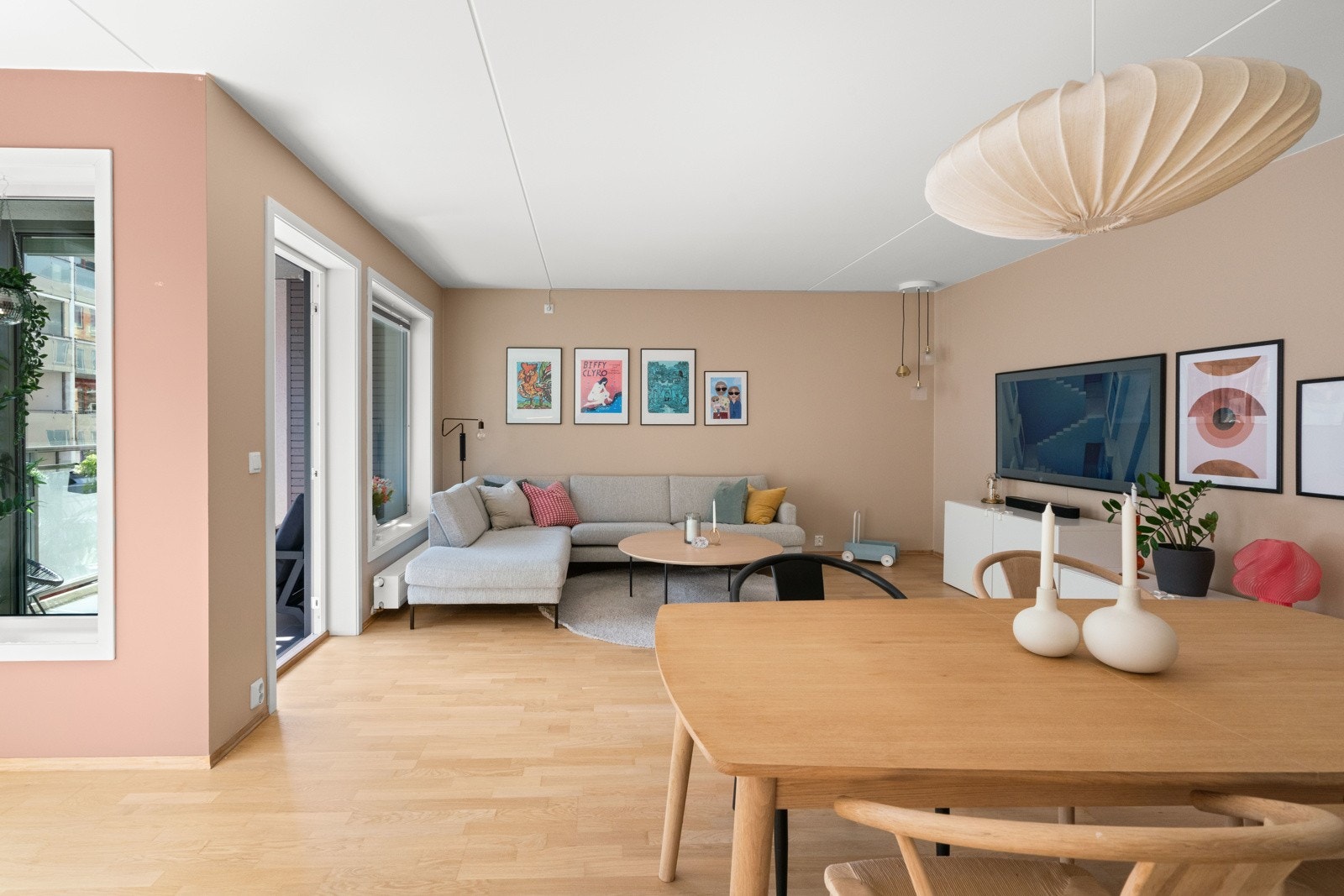 Stuen og kjøkkenet har en meget god utforming, og gir gode innredningsmuligheter for sofagruppe, spisebord og oppbevaringsmøbler. Galleribilde