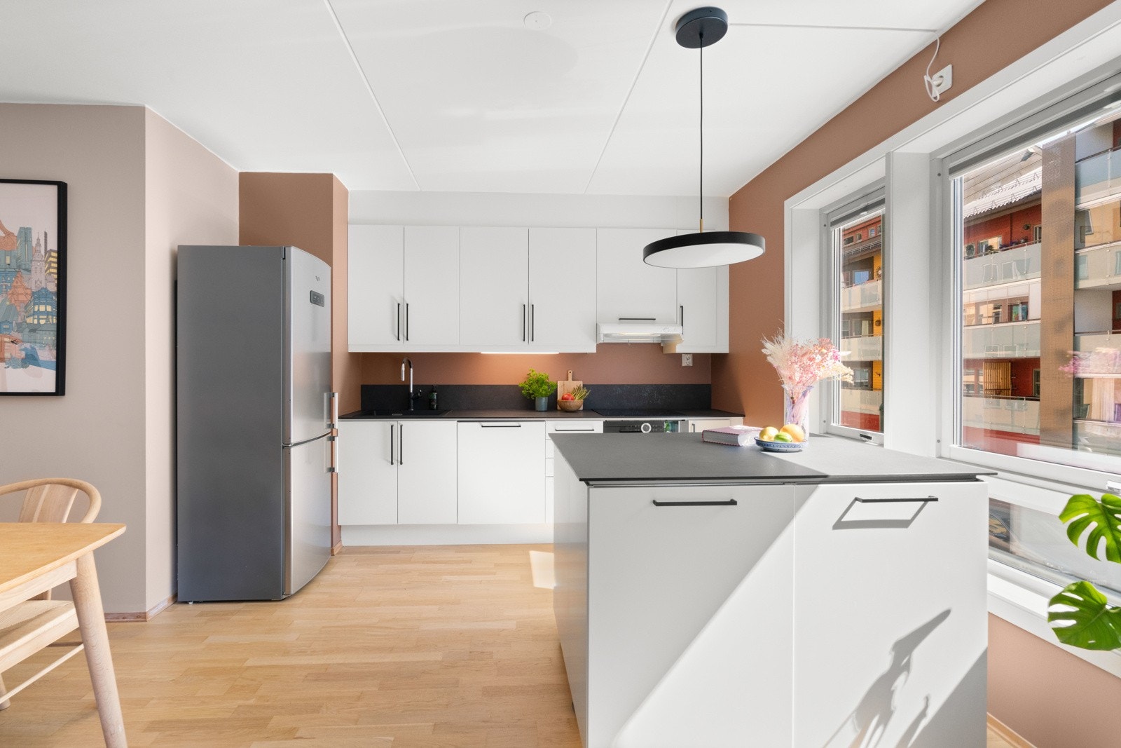 Flott kjøkkenløsning fra Sigdal og praktisk kjøkkenøy med Ikea-stammer og topp fra Sigdal. Galleribilde