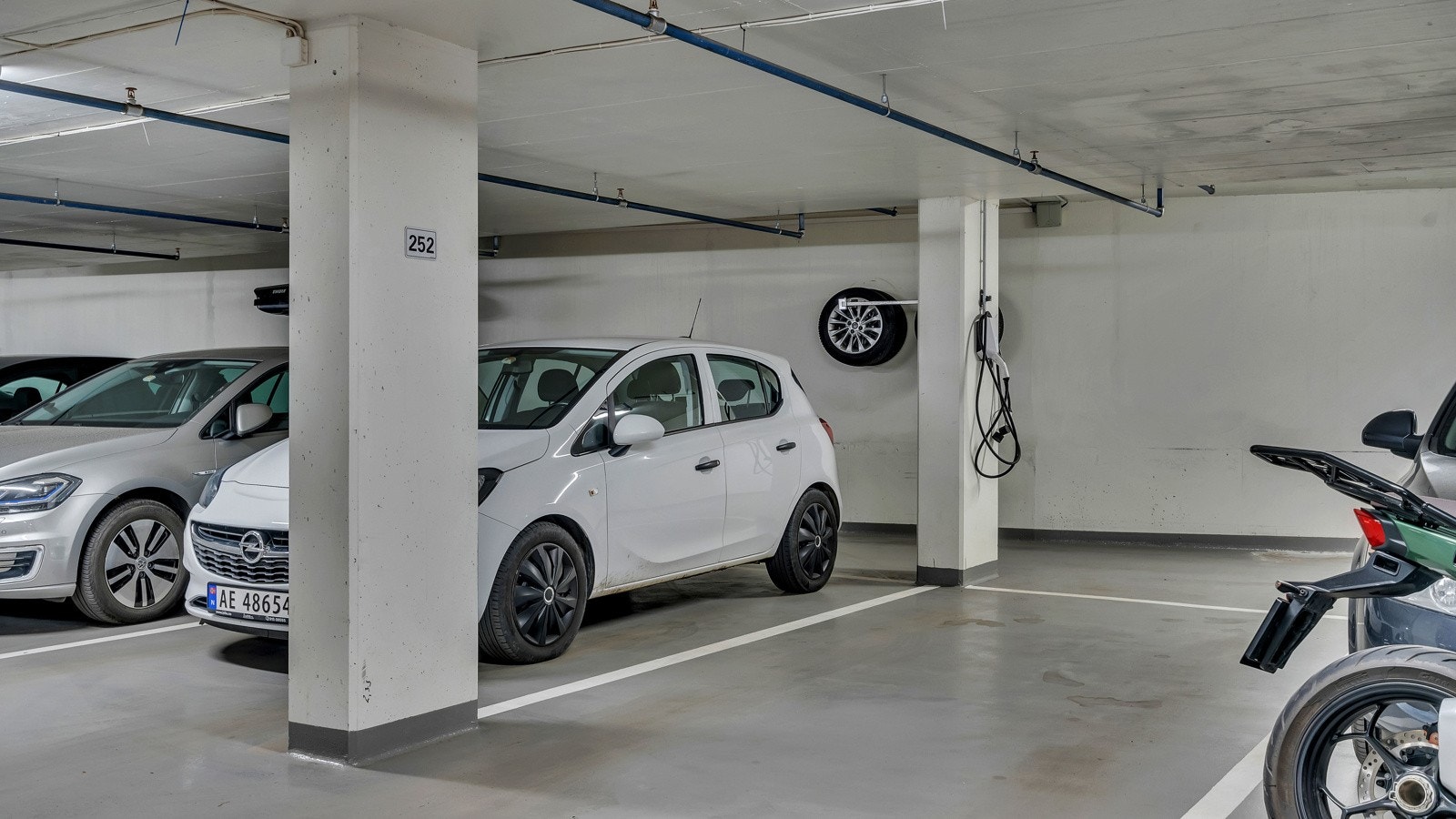 Garasjeplass i felles avlåst og oppvarmet garasjeanlegg medfølger i handelen. Det er installert lader for el-bil på plassen. Galleribilde