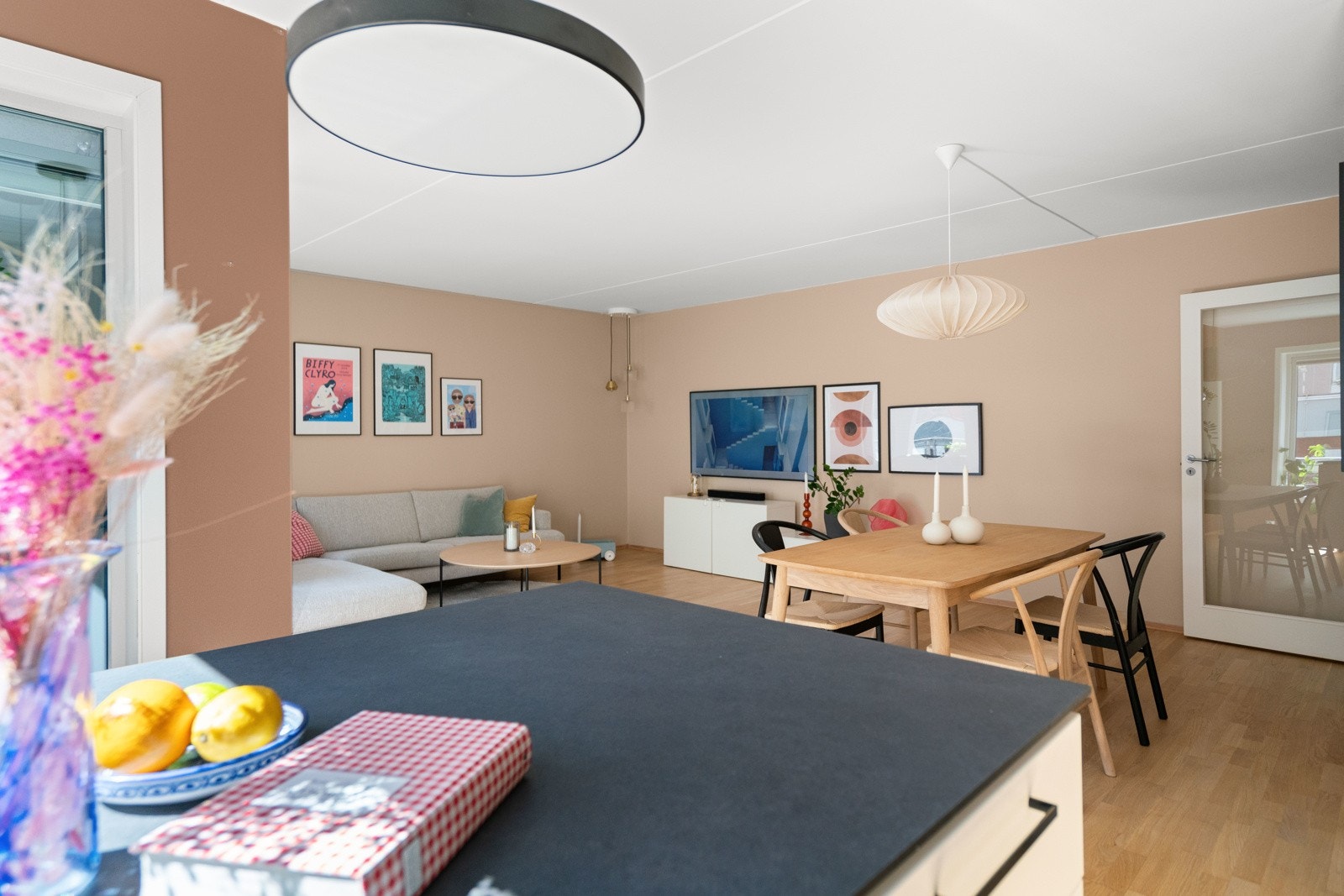 Varmtvann og fyring er inkludert i felleskostnadene. Galleribilde