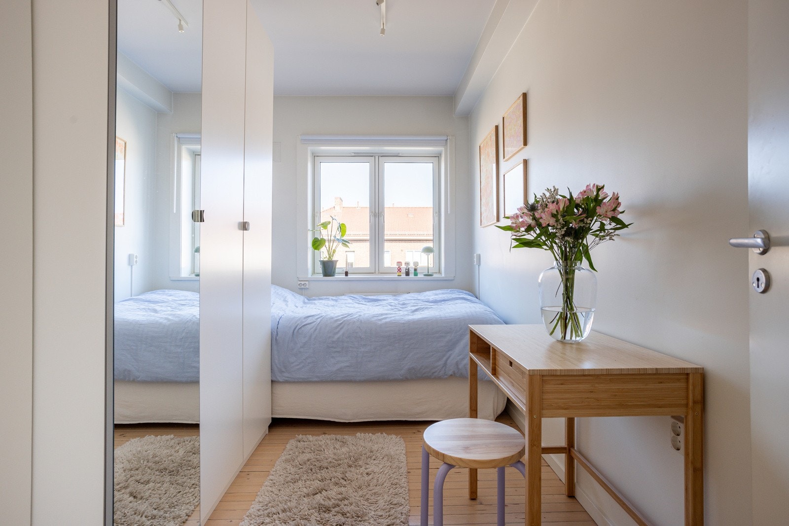 Leilighetens andre soverom har også en god størrelse med plass til dobbeltseng, garderobeskap og kontorpult eller liknende. Galleribilde