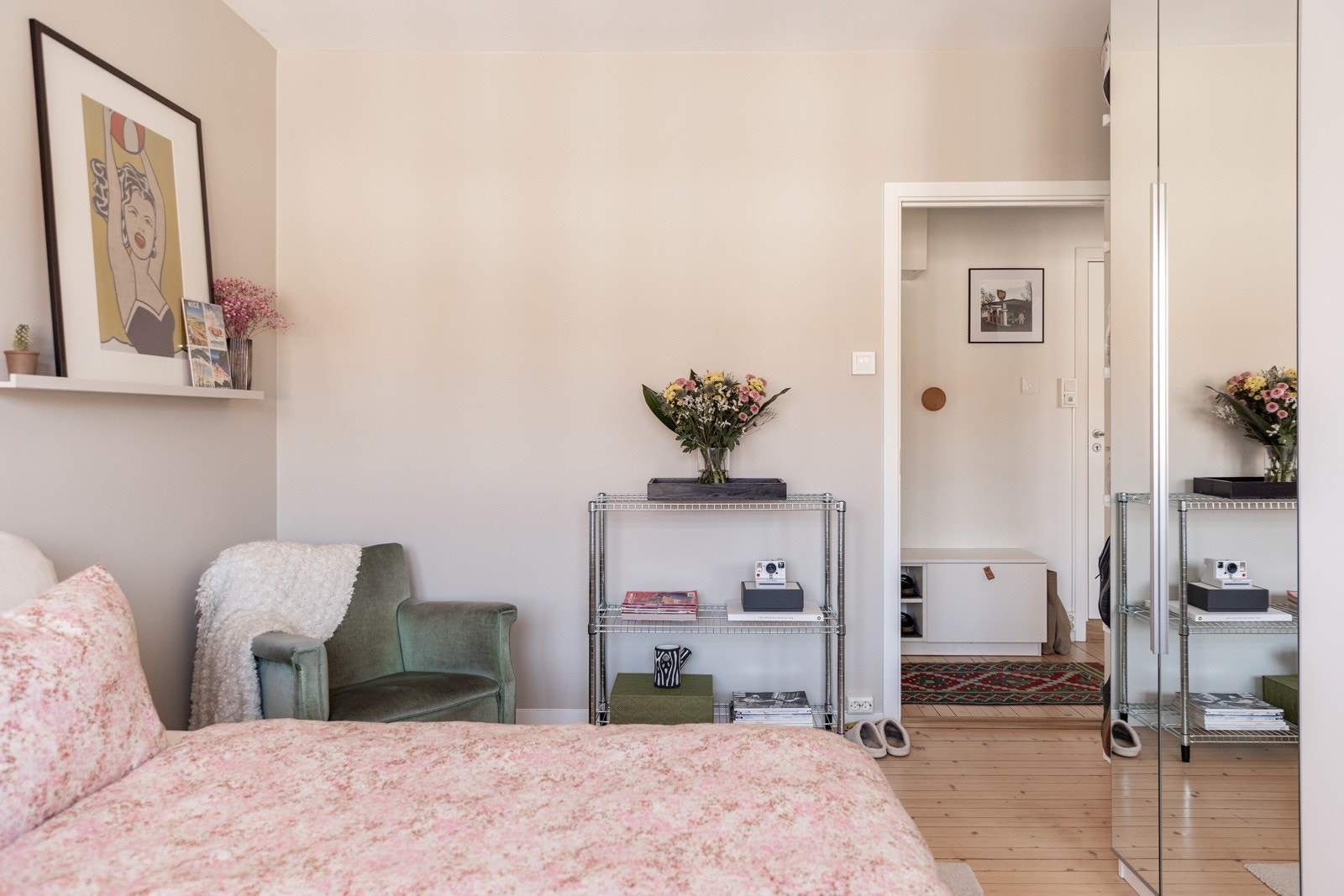 Soverommets gode størrelse åpner opp for ulike bruks- og møbleringsmuligheter. Galleribilde