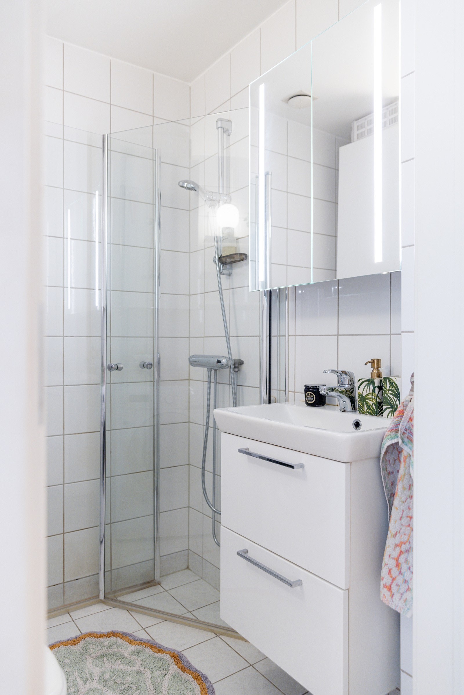 På badet er det varmekabler på gulvet. Galleribilde