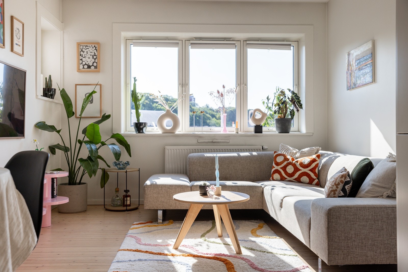 Alle overflatene er hvite i dette hjemmet. En rekke fargeglade interiør-elementer skaper karakter og gjør det innmari hyggelig. Galleribilde