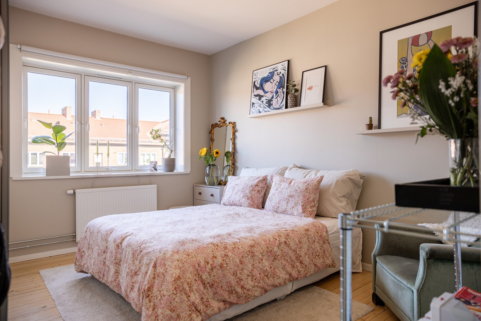 Stor og pent hovedsoverom som vender inn mot rolig bakgård. Galleribilde