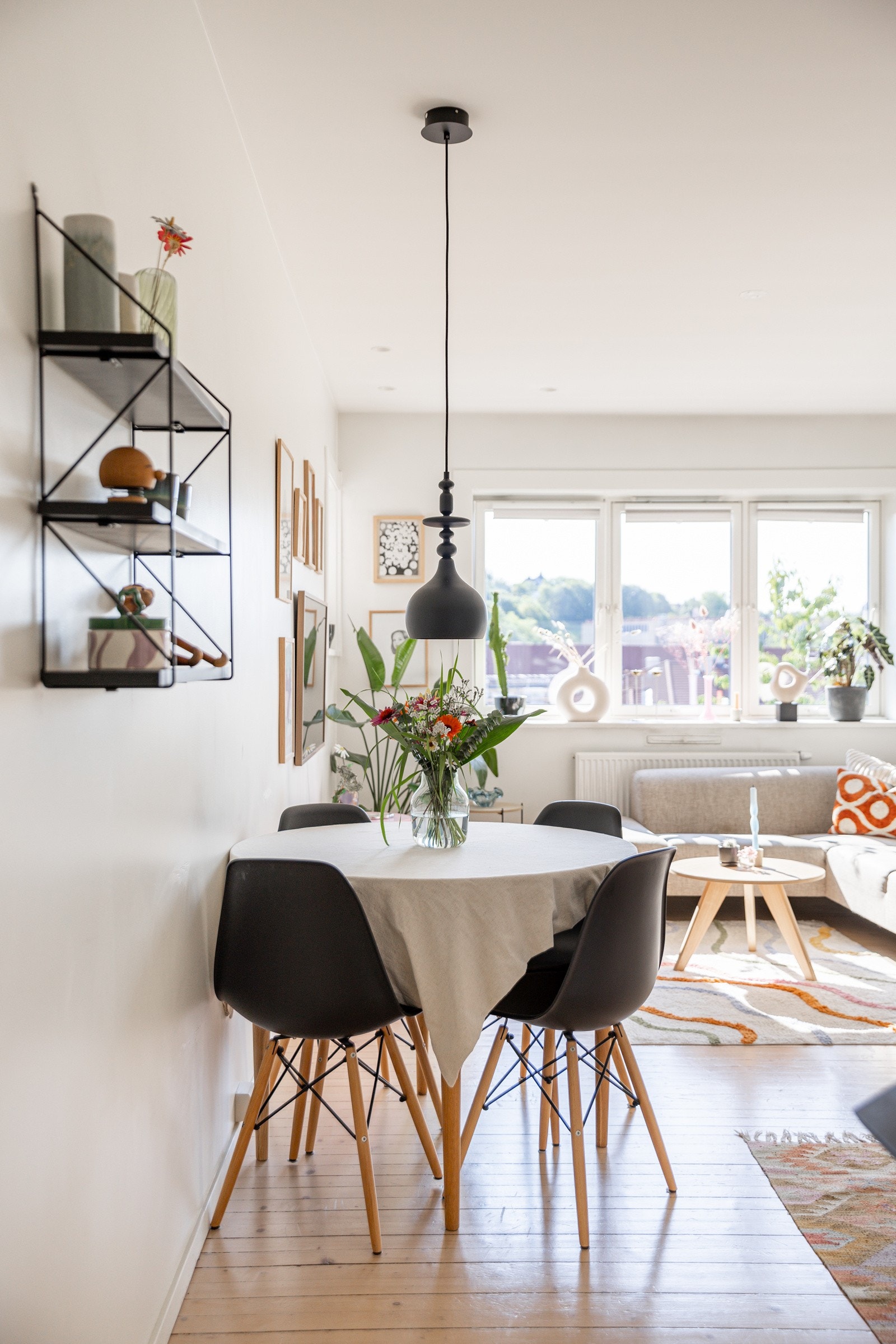 I den åpne løsningen mellom stuen og kjøkkenet er det også plass til et spisebord. Galleribilde