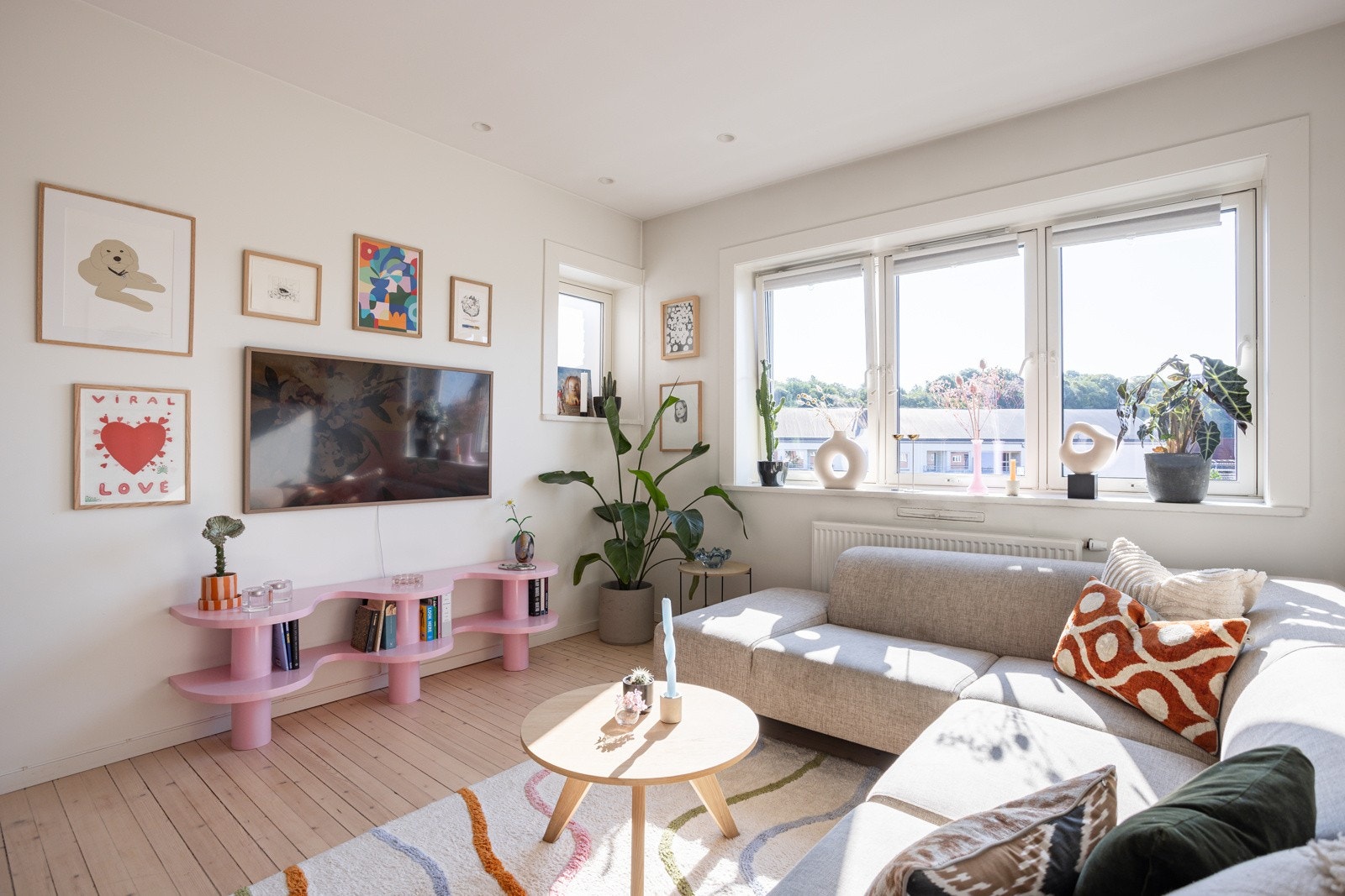 Dette er en lys og tiltalende 3.roms toppleilighet med svært gode lysforhold og god standard. Galleribilde