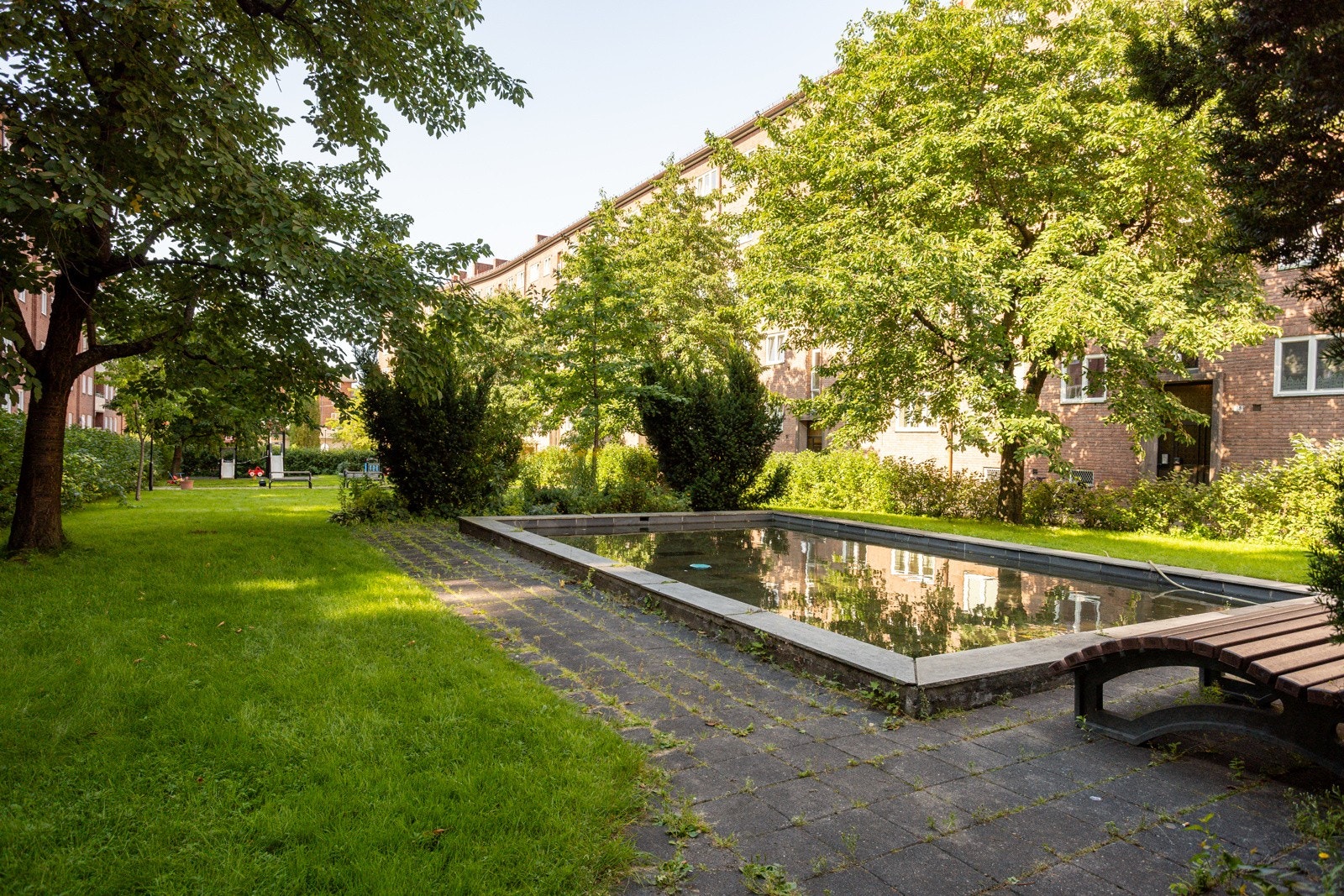 Leiligheten har en svært sentral beliggenhet med gangavstand til Løkka, Tøyen og Carl Berner. I tillegg finnes både T-bane, trikker og busser rett i nærheten. Galleribilde