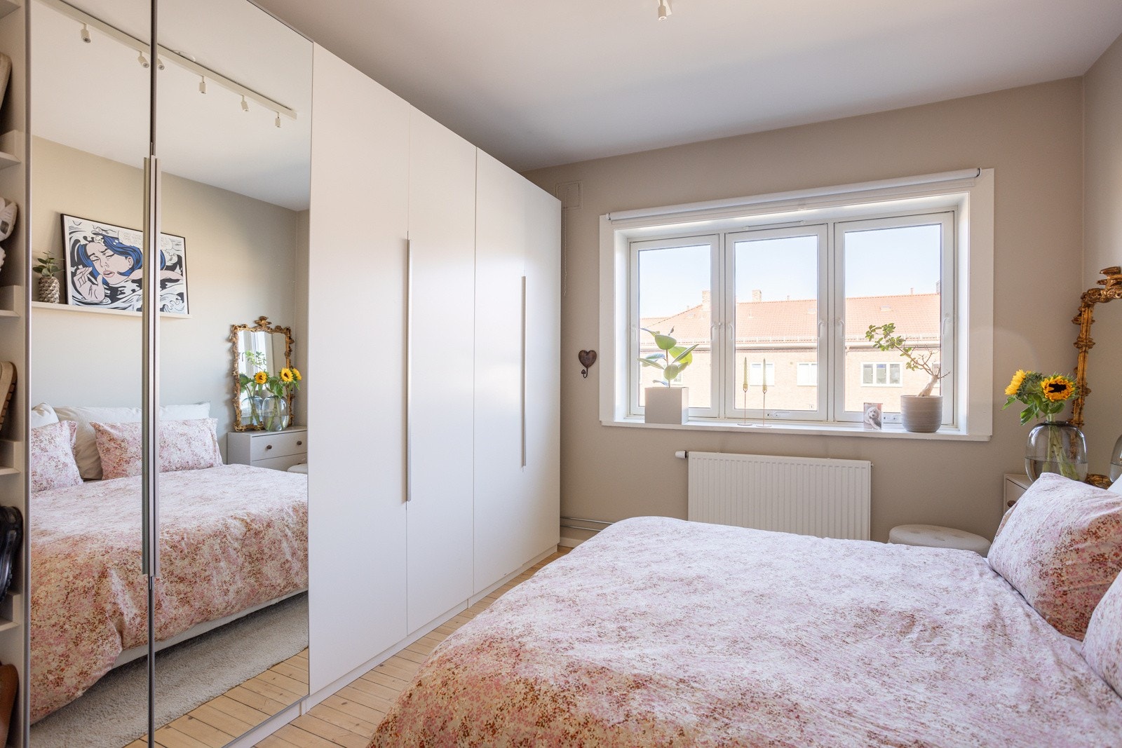 Garderobeskap på rekke og rad gir mer enn nok med lagringsplass til dette soverommet. Galleribilde