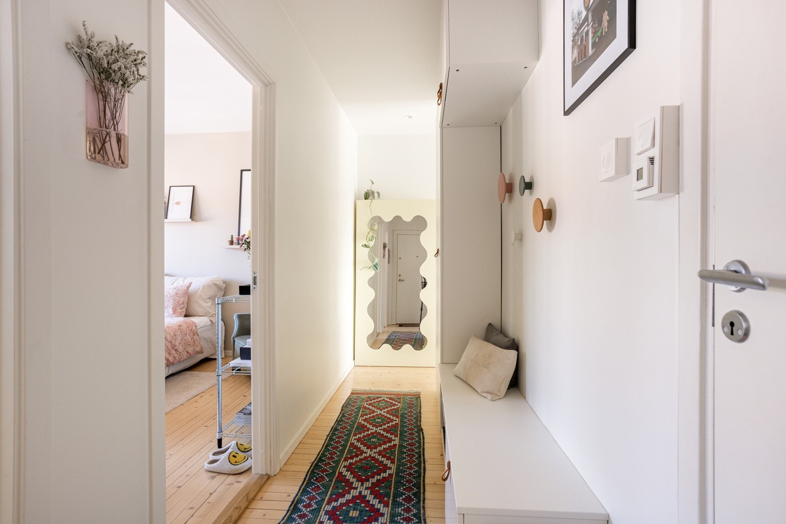 I entreen er det plass til sko og yttertøy og det man behøver i det daglige. Galleribilde