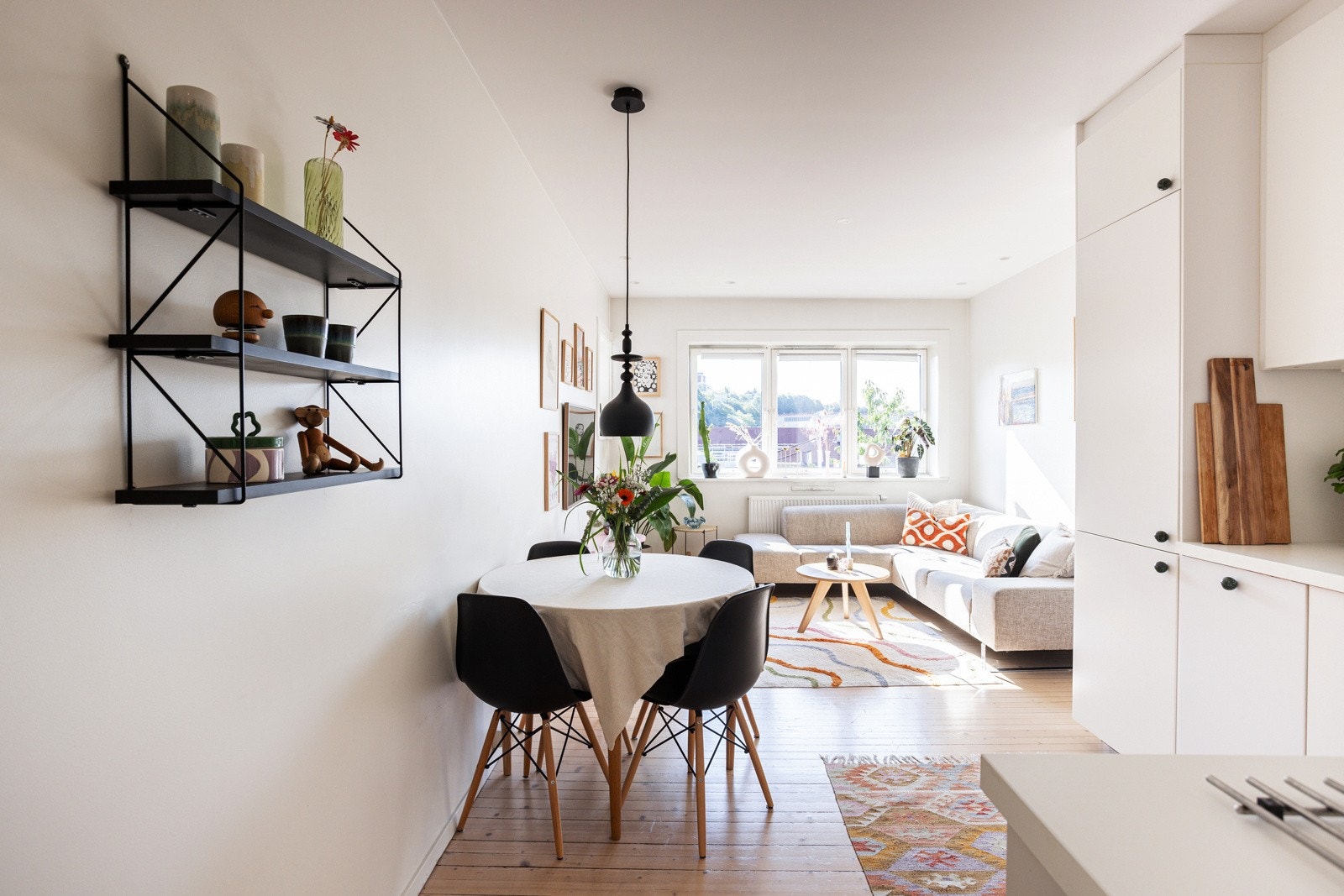 Leiligheten har en gjennomgående planløsning som virkelig åpner opp og slipper lyset inn. Galleribilde