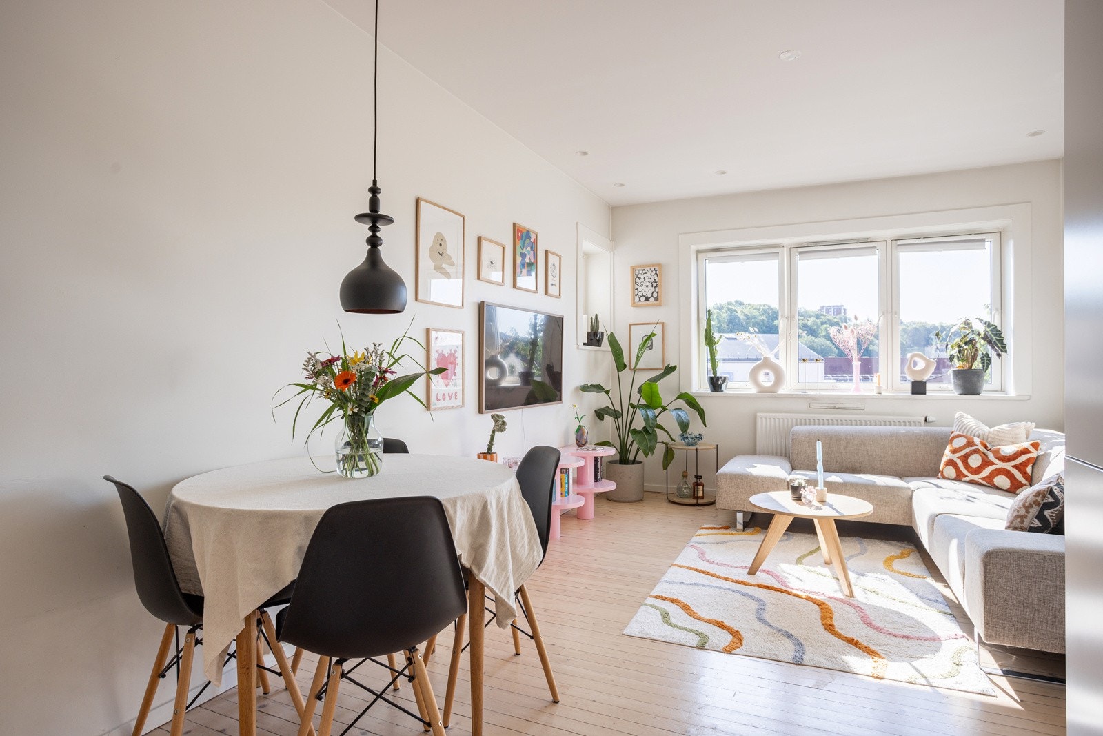 Vi har for salg en flott 3-roms med god planløsning, populær beliggenhet og flott utsyn! Galleribilde