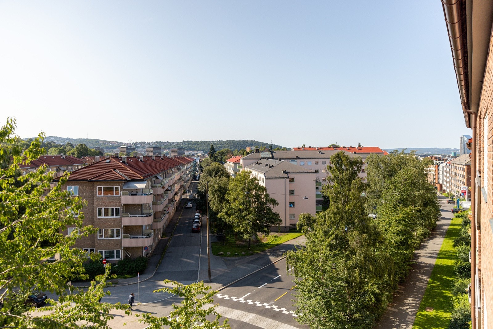 Se utsikten fra stuevinduet. Flott utsyn mot nabolaget og, Tøyenparken og Ekebergåsen i bakgrunnen. Galleribilde