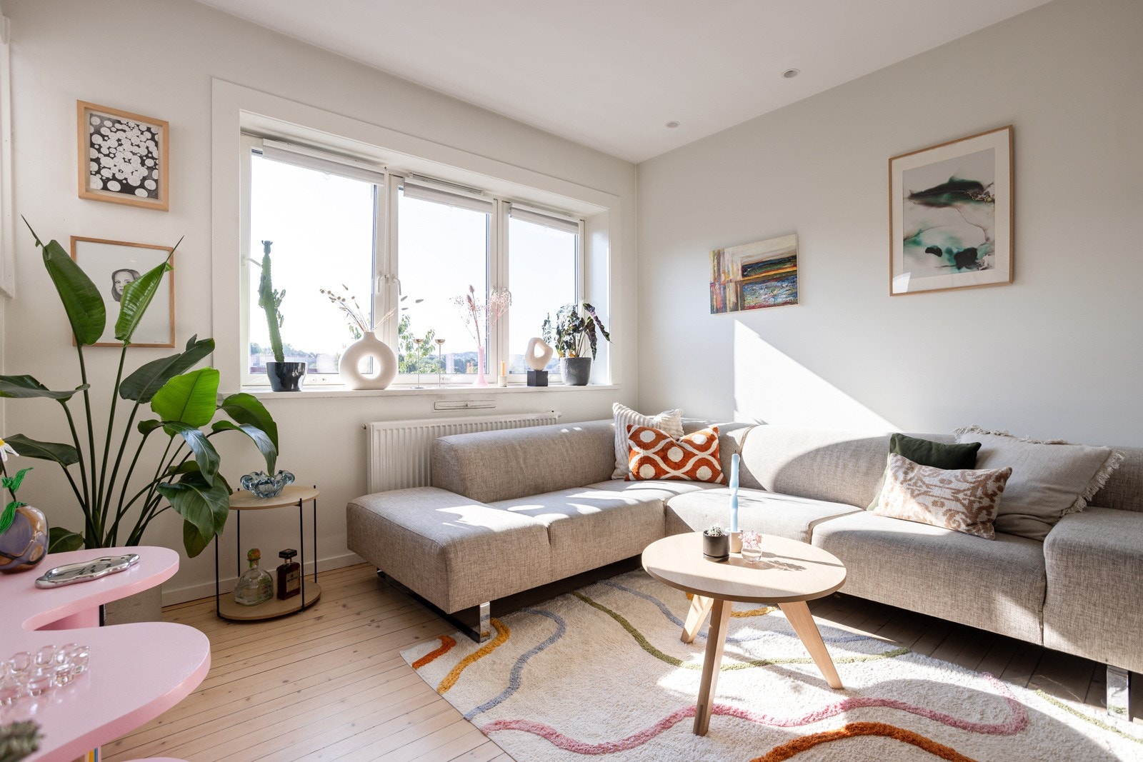 Varmtvann, fyring, kabel-tv og fiber internett er inkludert i felleskostnadene. Galleribilde