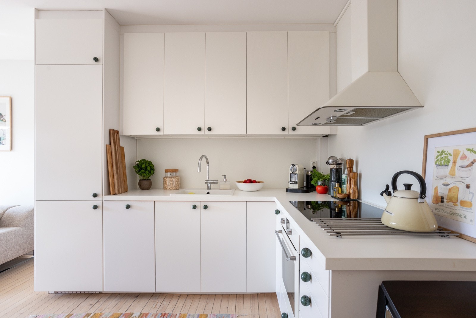 På kjøkkenet er alle hvitevarer som kjøleskap med frys, komfyr, koketopp og oppvaskmaskin integrert og medfølger salget. Galleribilde