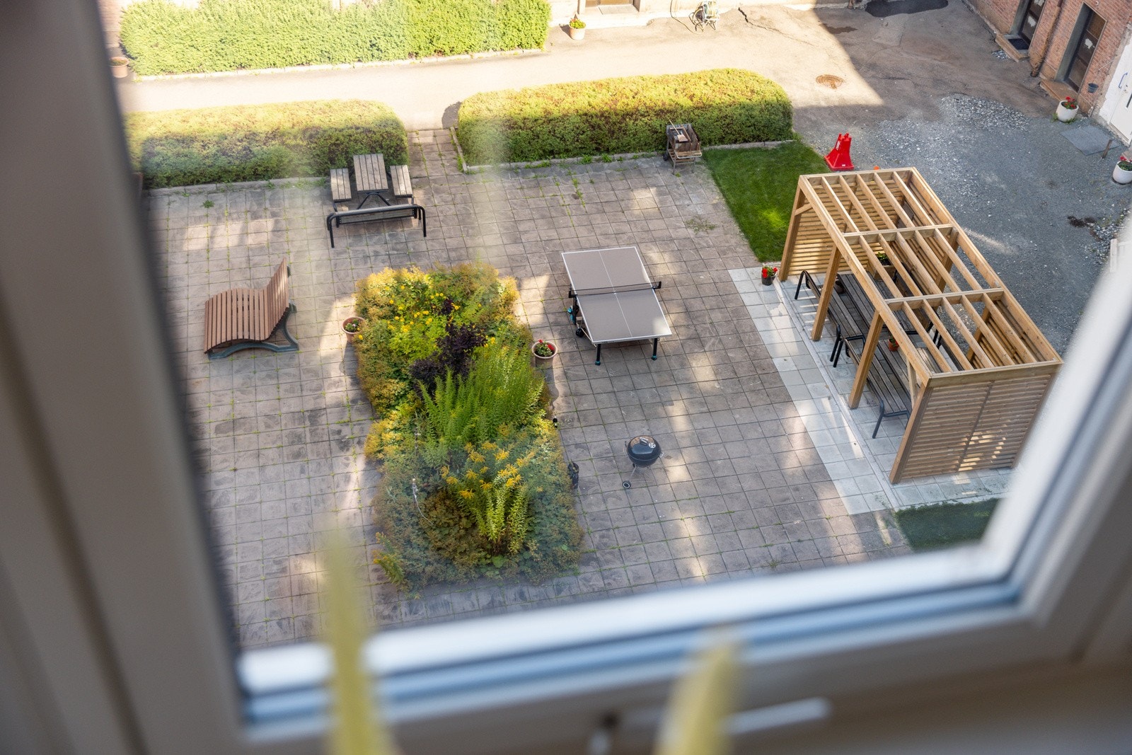 Koselig sittegruppe på nyetablert paviljong. Galleribilde