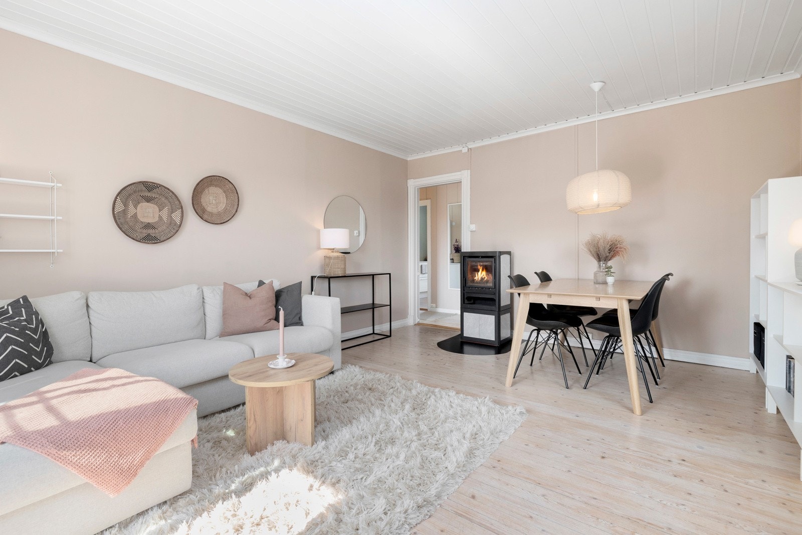 Stuen har er møbleringsvennlig areal med fin plass til både tv-lounge og spisebord. Galleribilde