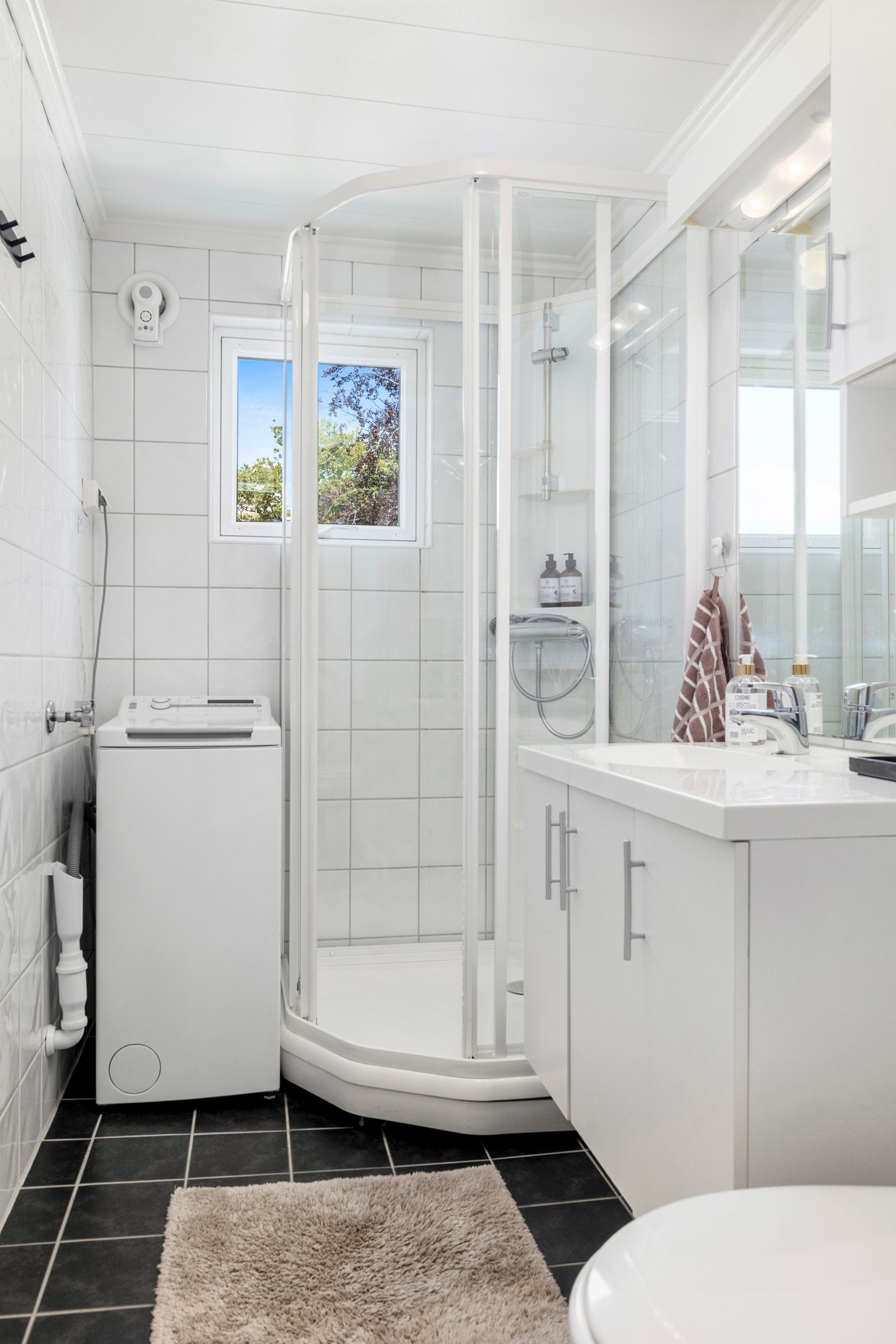 Badet er fra 2013, moderne og pent med dusjkabinett og opplegg for vaskemaskin. Galleribilde