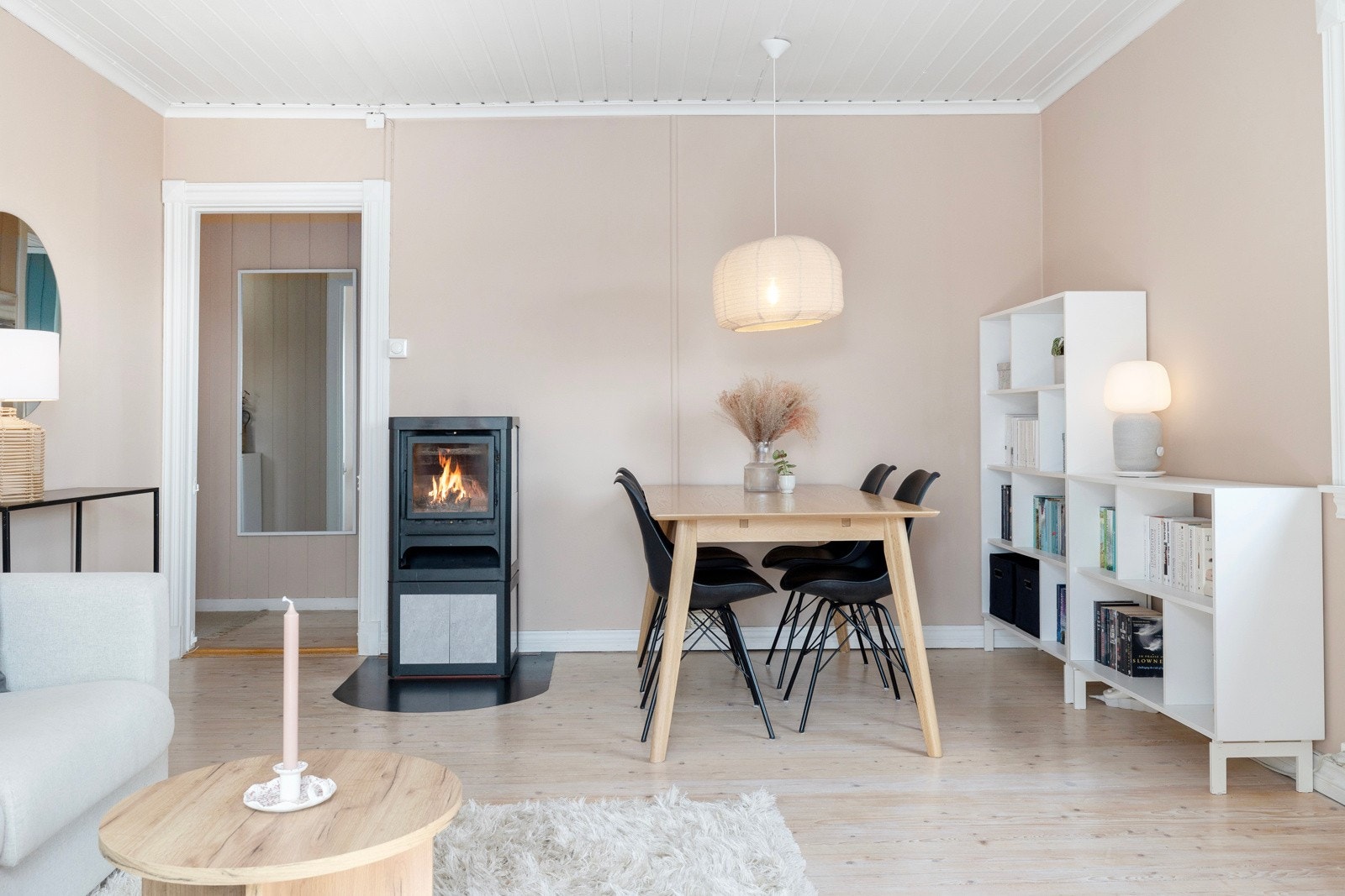Stuen har peisovn for hyggen, og en varmepumpe som sørger for jevn innetemperatur. Galleribilde