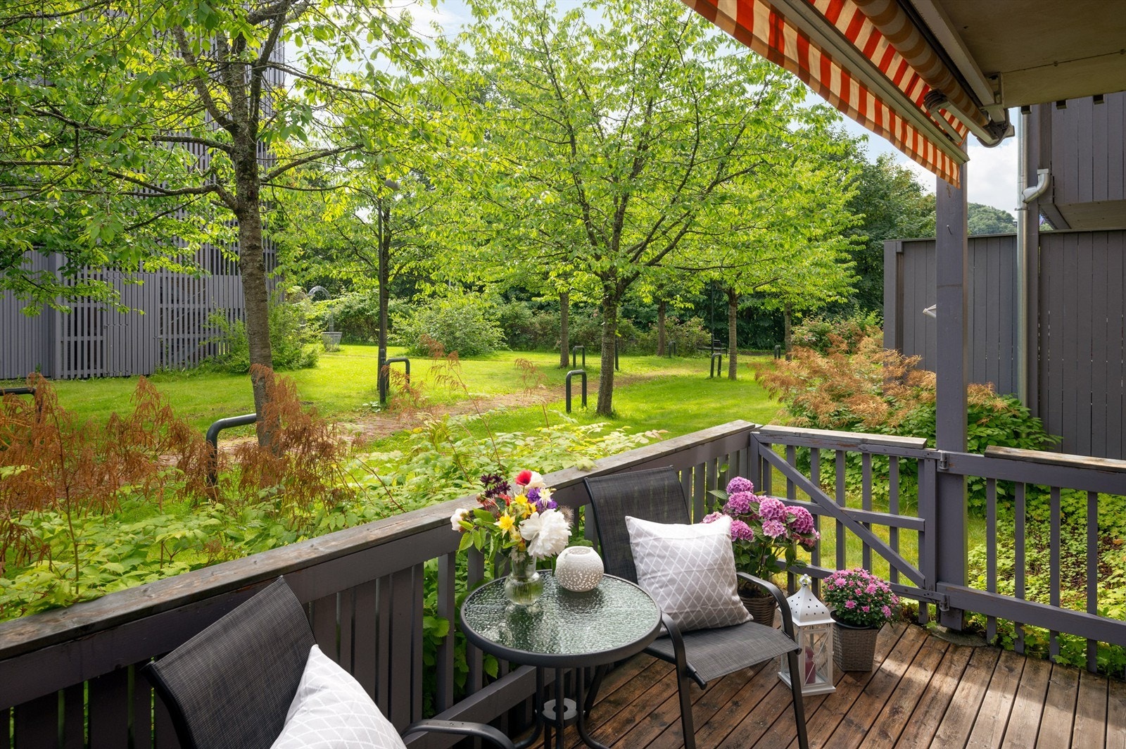 Fra stuen har man direkte utgang til en delvis overbygget terrasse med gode solforhold. Galleribilde
