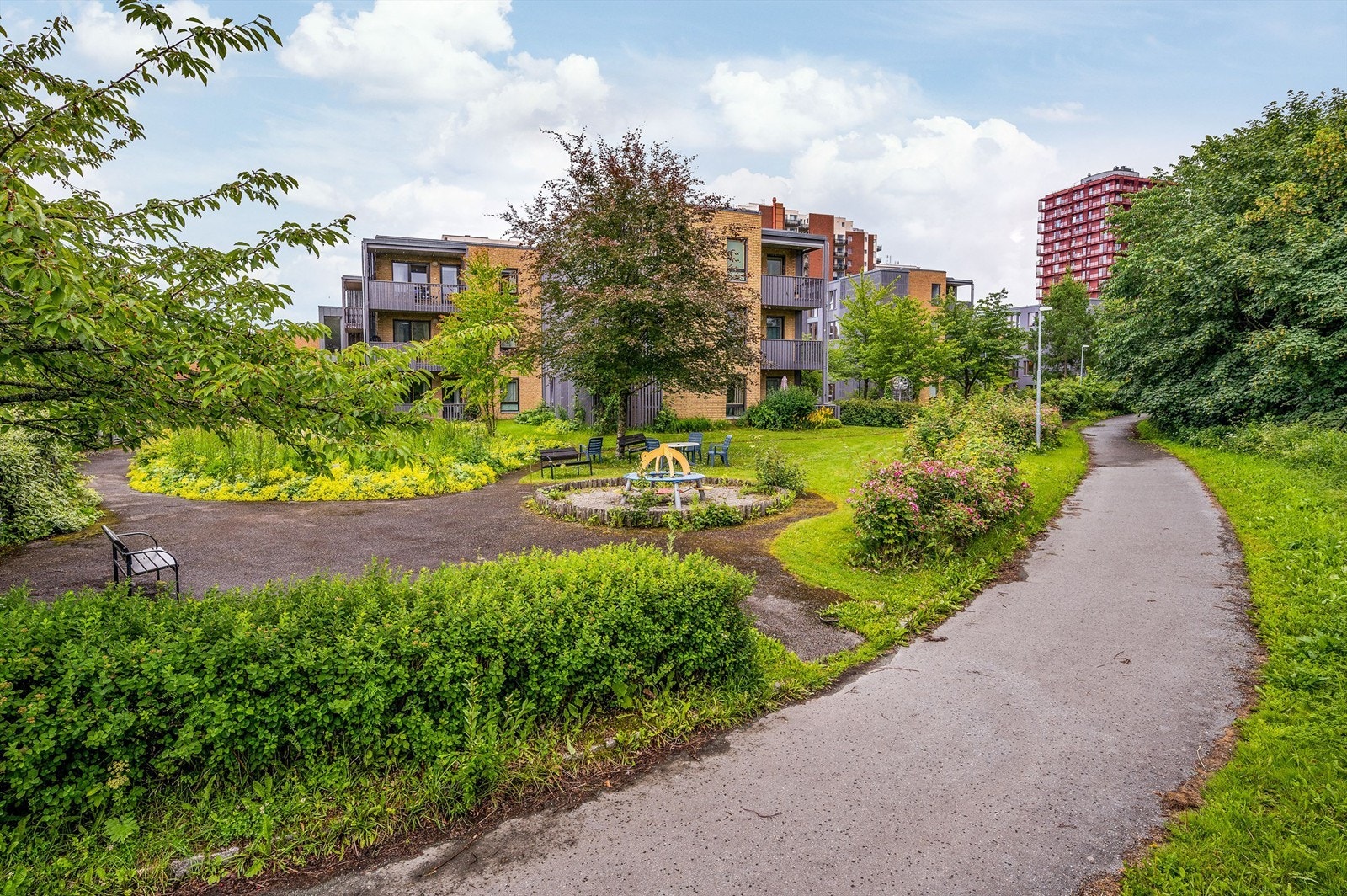 Uteområdet rundt er parkmessig og pent opparbeidet Galleribilde