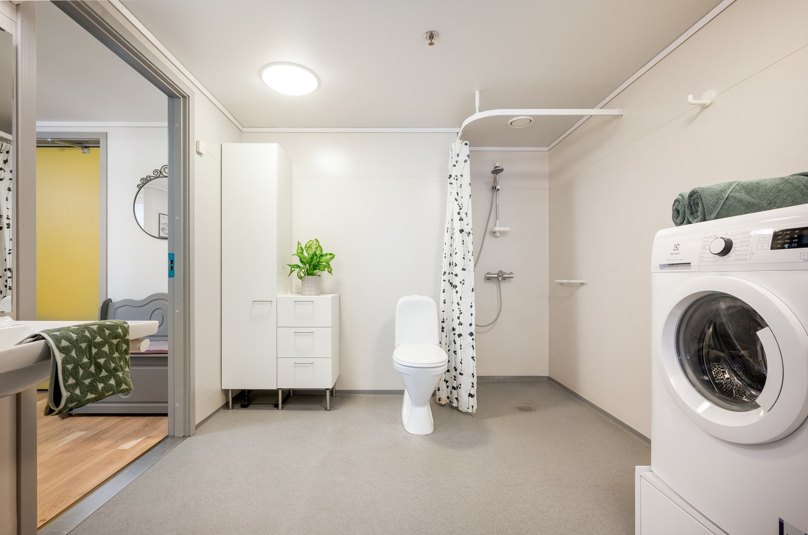 Badet har en praktisk dør til både soverom og ut leiligheten. Vannbåren gulvvarme i alle rom Galleribilde