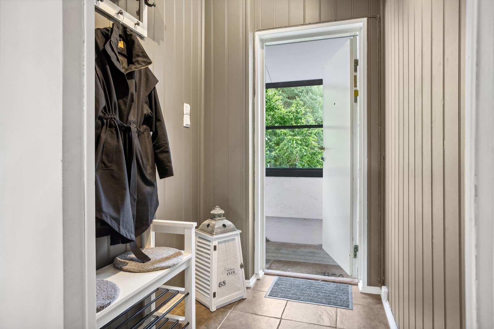 Romslig entrè, med plass til både yttertøy og sko. Galleribilde