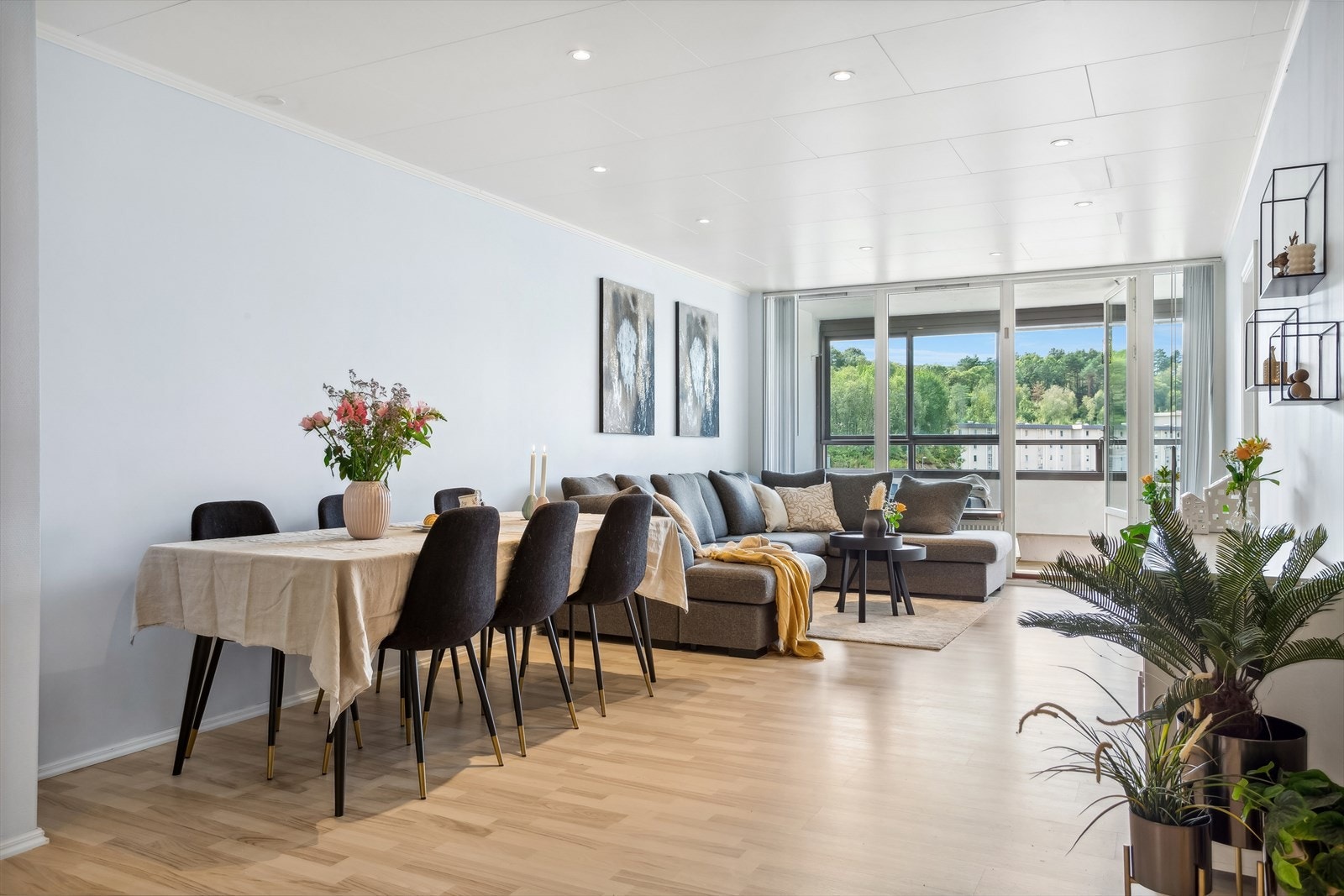 Stuen er romslig, med plass til både sofakrok og spisebord. Galleribilde