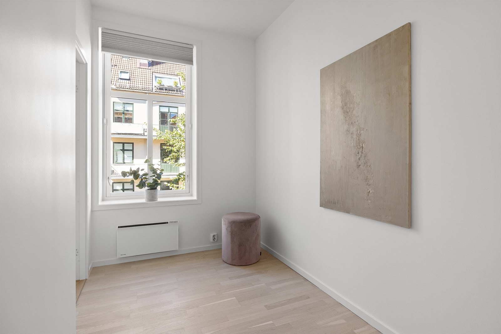 Her er det også plass til garderobeskap og en koselig hjemmekontorløsning Galleribilde