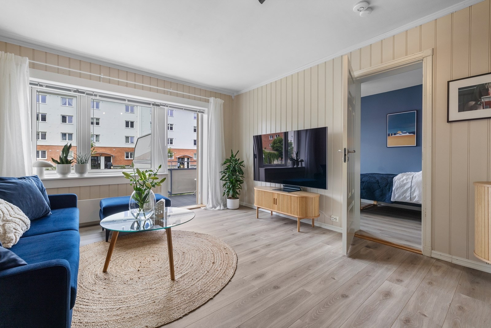 Stue med store vindusflater som slipper inn rikelig med naturlig lys Galleribilde