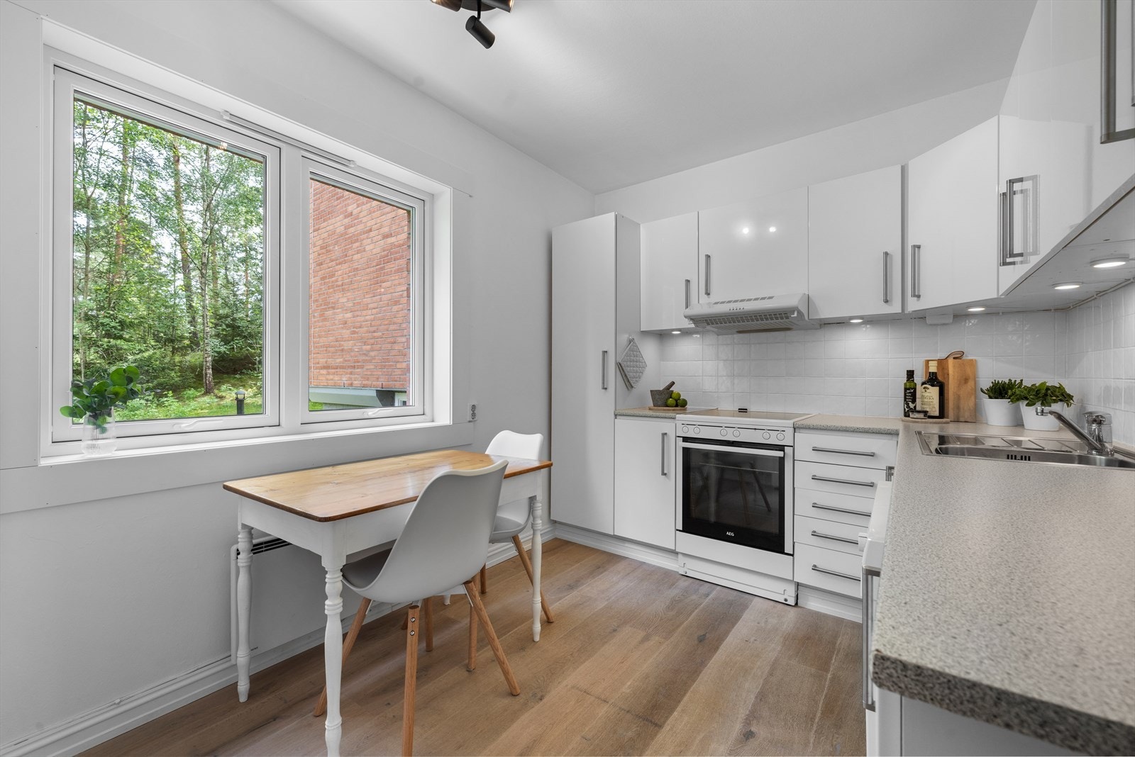 Kjøkken med plass til frokostbord hvor du kan nyte en god frokost og en kopp kaffe. Galleribilde
