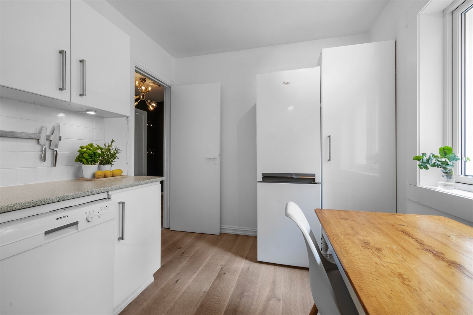 Frittstående komfyr, oppvaskmaskin og kjøl/frys. Galleribilde