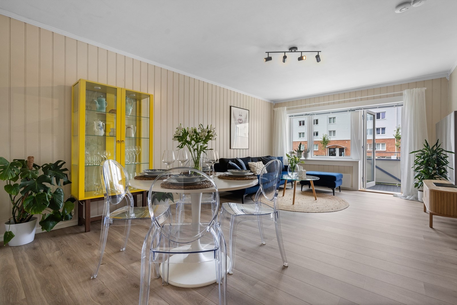 Luftig stue med plass til flere sittegrupper. Galleribilde