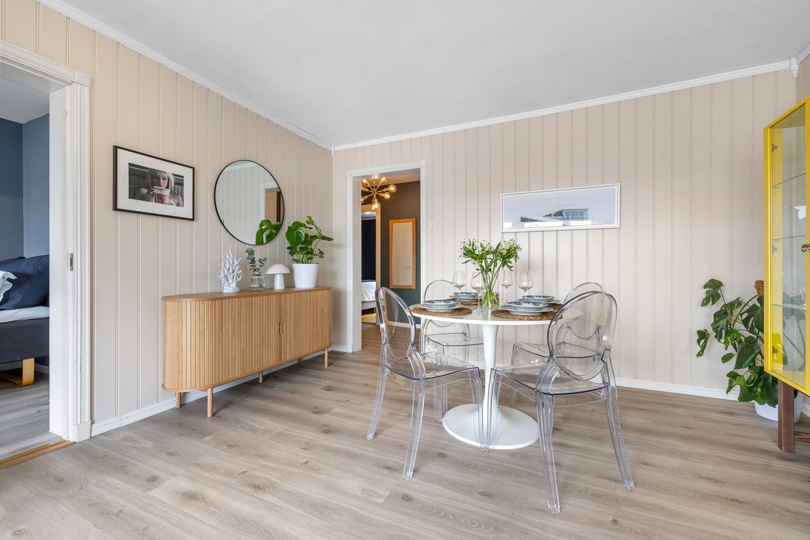Det er plass til en romslig spisegruppe i stue. Galleribilde