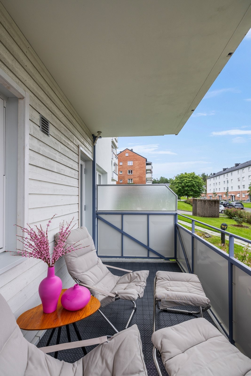 Balkongen har plass til sittegruppe Galleribilde