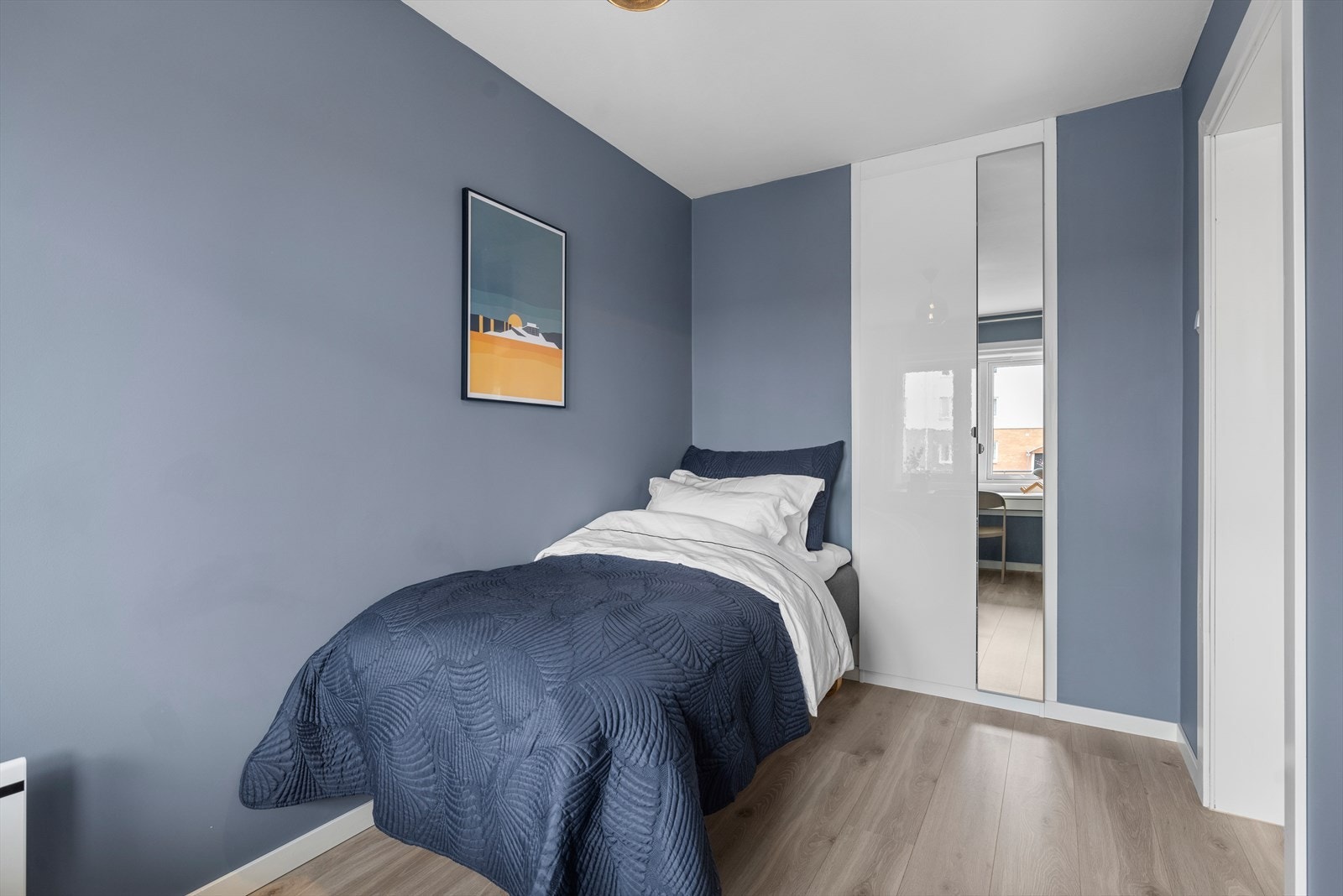Perfekt barnerom, gjesterom eller et kontor dersom man har behov for dette. Rommet er av godt størrelse og får fint plass til seng, nattbord og annen innredning. Galleribilde