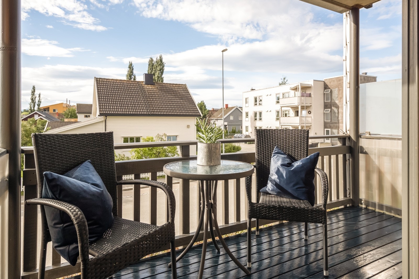 Fra stuen er det utgang til sørvestvendt terrasse hvor man enkelt kan nyte gode solforhold på fine dager. Galleribilde