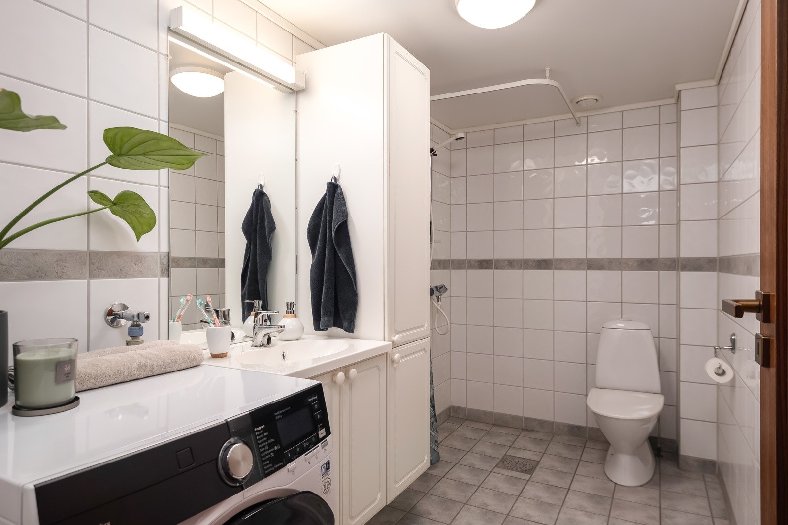 Av installasjoner er det blant annet servant med underskap, opplegg til vaskemaskin og vegghengt skap. Ihht tilstandsrapport er det ikke avdekt fukt på badet. Galleribilde