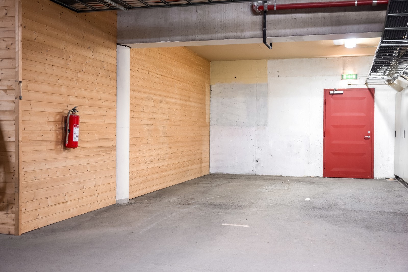 Leiligheten har en parkeringsplass i kjeller samt lagring i romslig bod. Galleribilde