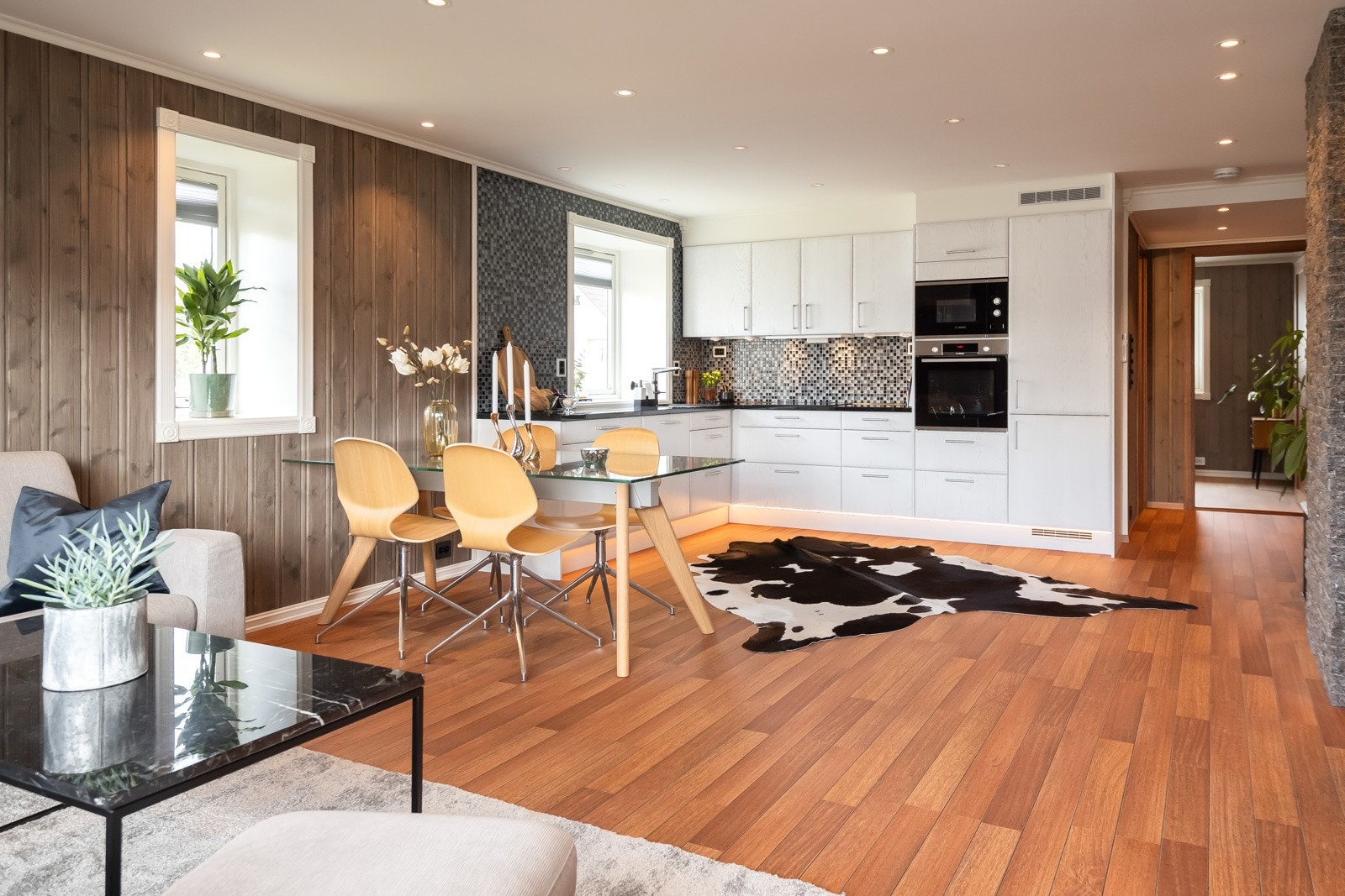 Praktisk kjøkken fra Norema Home Collection med mye plass til oppbevaring og lagring. Galleribilde