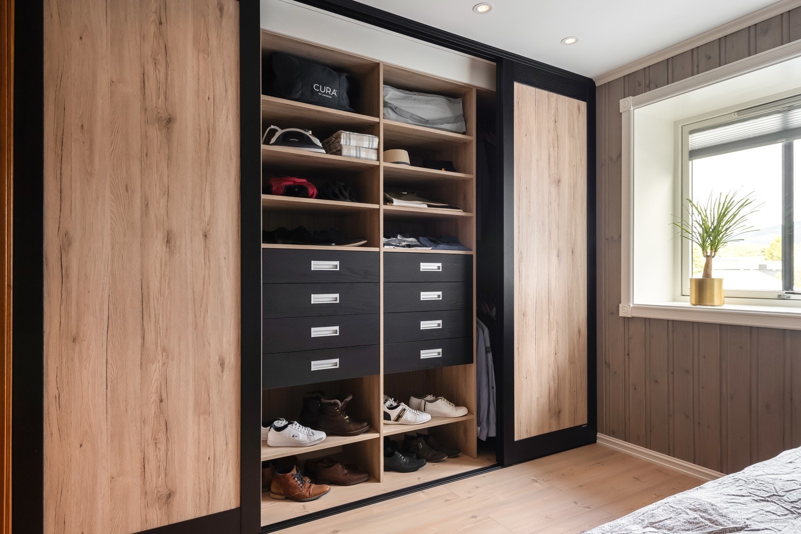 Soverommet er utstyrt med en stor og flott skyvedørsgarderobe. Galleribilde